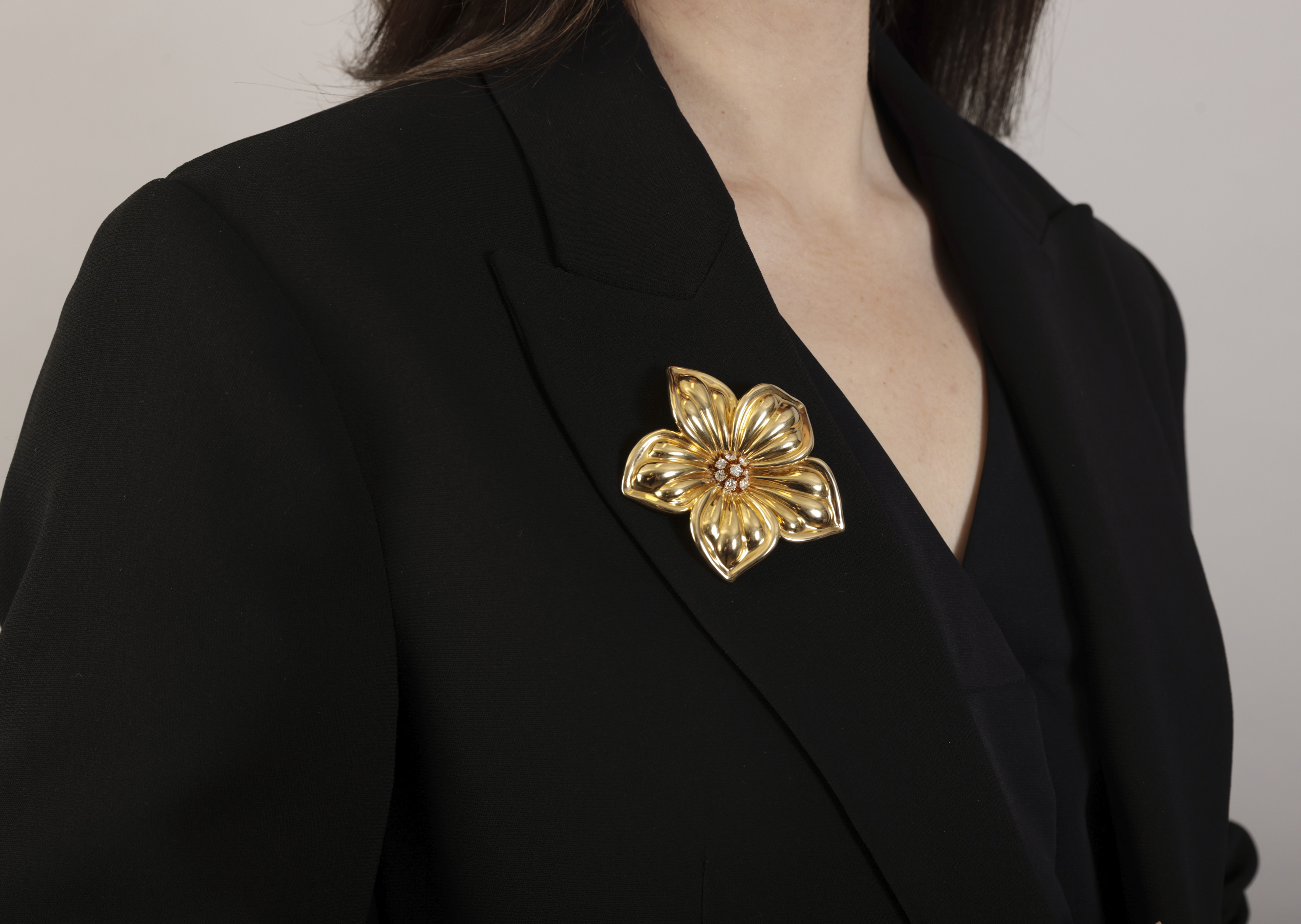 A DIAMOND 'DIANA' BROOCH, BY VAN CLEEF & ARPELS, CIRCA 1990 Designed as a sculpted flowerhead, the - Image 5 of 5