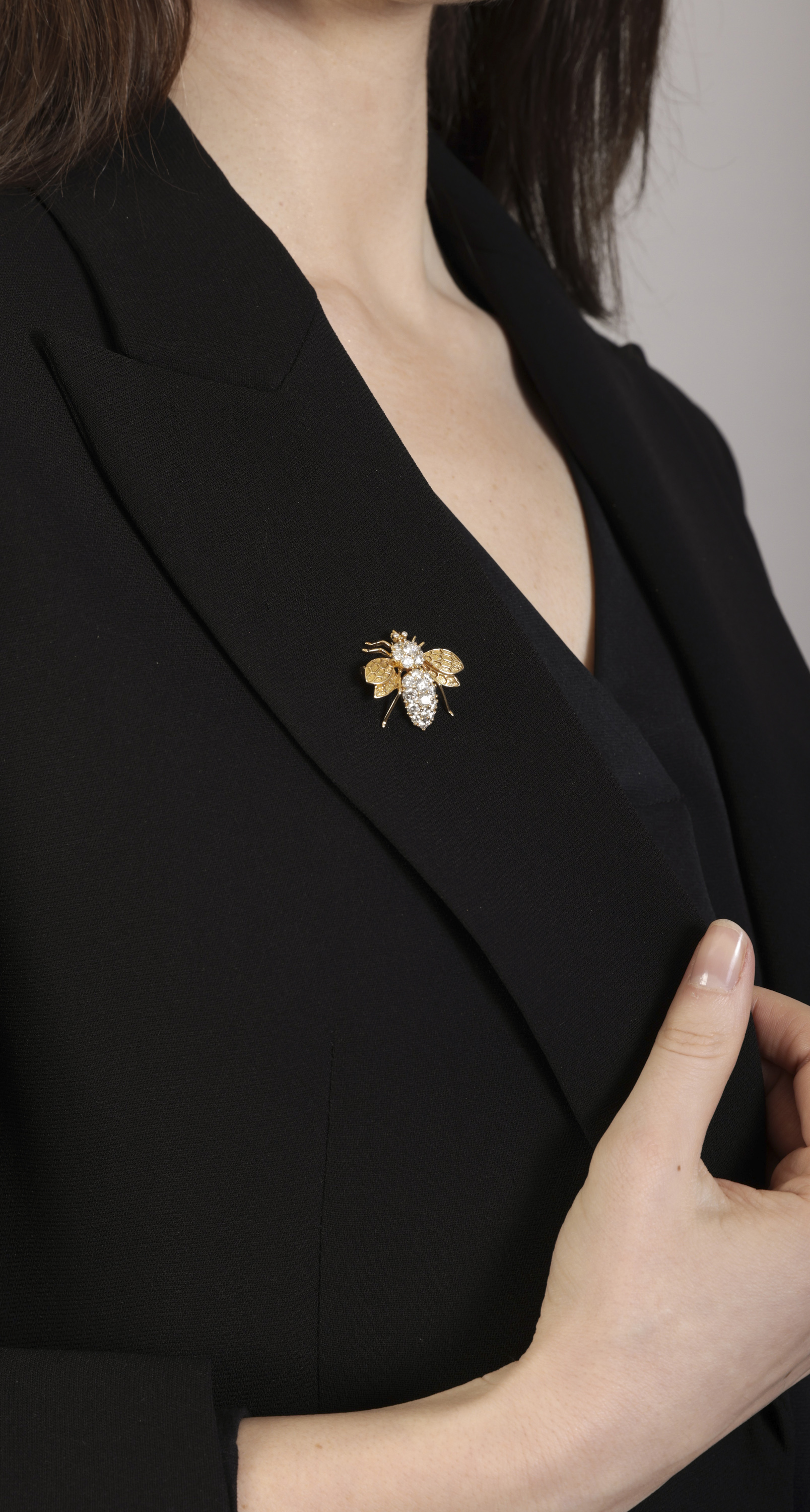 A DIAMOND PENDANT BROOCH Designed as a stylised bee, the abdomen and eyes set with brilliant-cut - Image 4 of 4