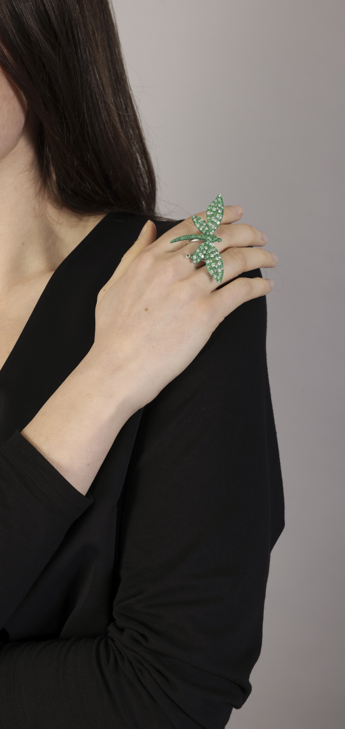 A DIAMOND AND EMERALD BROOCH/RING Designed as a green dragonfly, pavé-set with brilliant-cut - Image 4 of 7