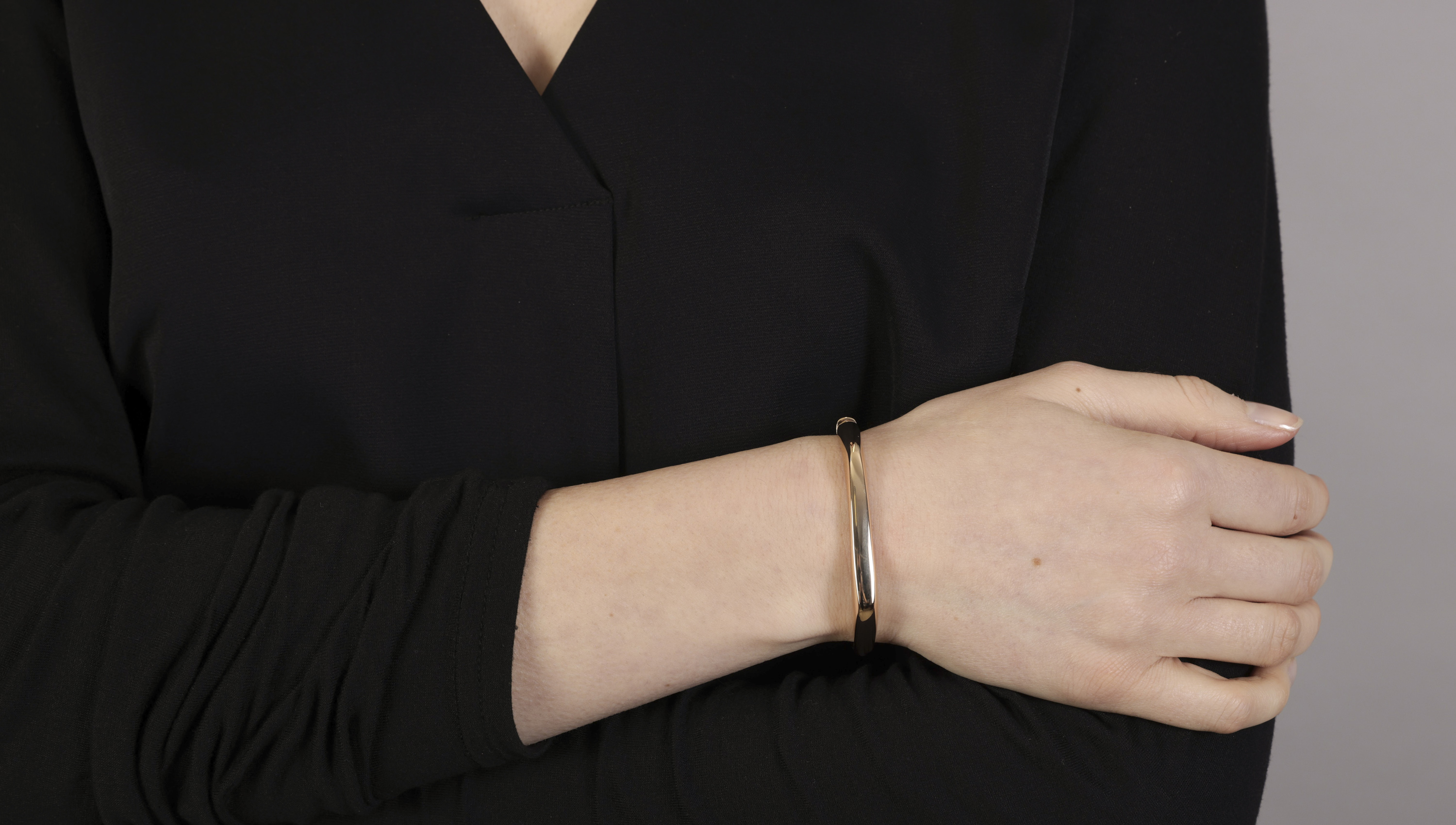 A GOLD 'ROBERT MAPPLETHORPE' BANGLE, DESIGNED BY GAIA REPOSSI, FOR REPOSSI Limited Edition, - Image 6 of 8