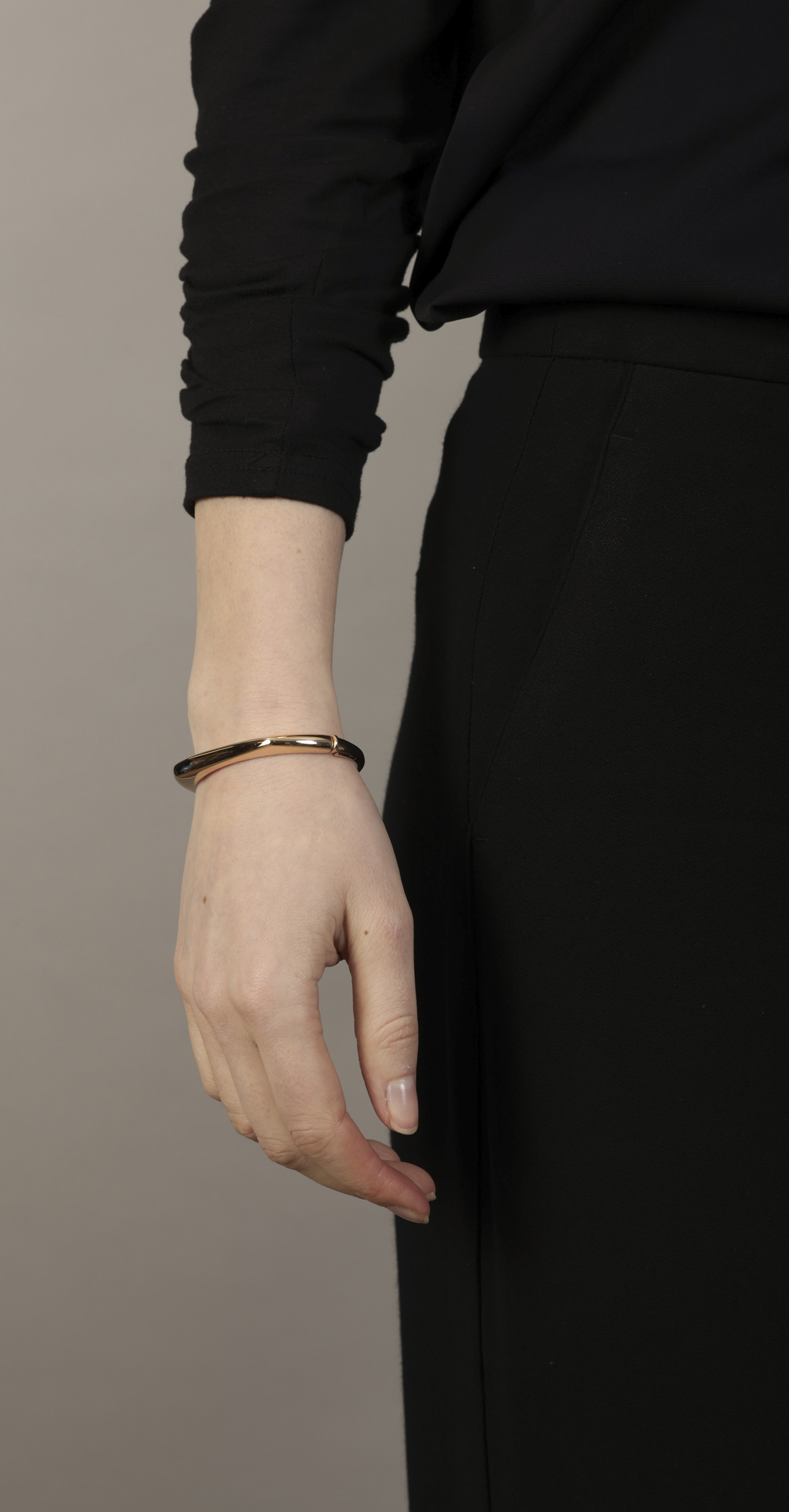 A GOLD 'ROBERT MAPPLETHORPE' BANGLE, DESIGNED BY GAIA REPOSSI, FOR REPOSSI Limited Edition, - Image 7 of 8
