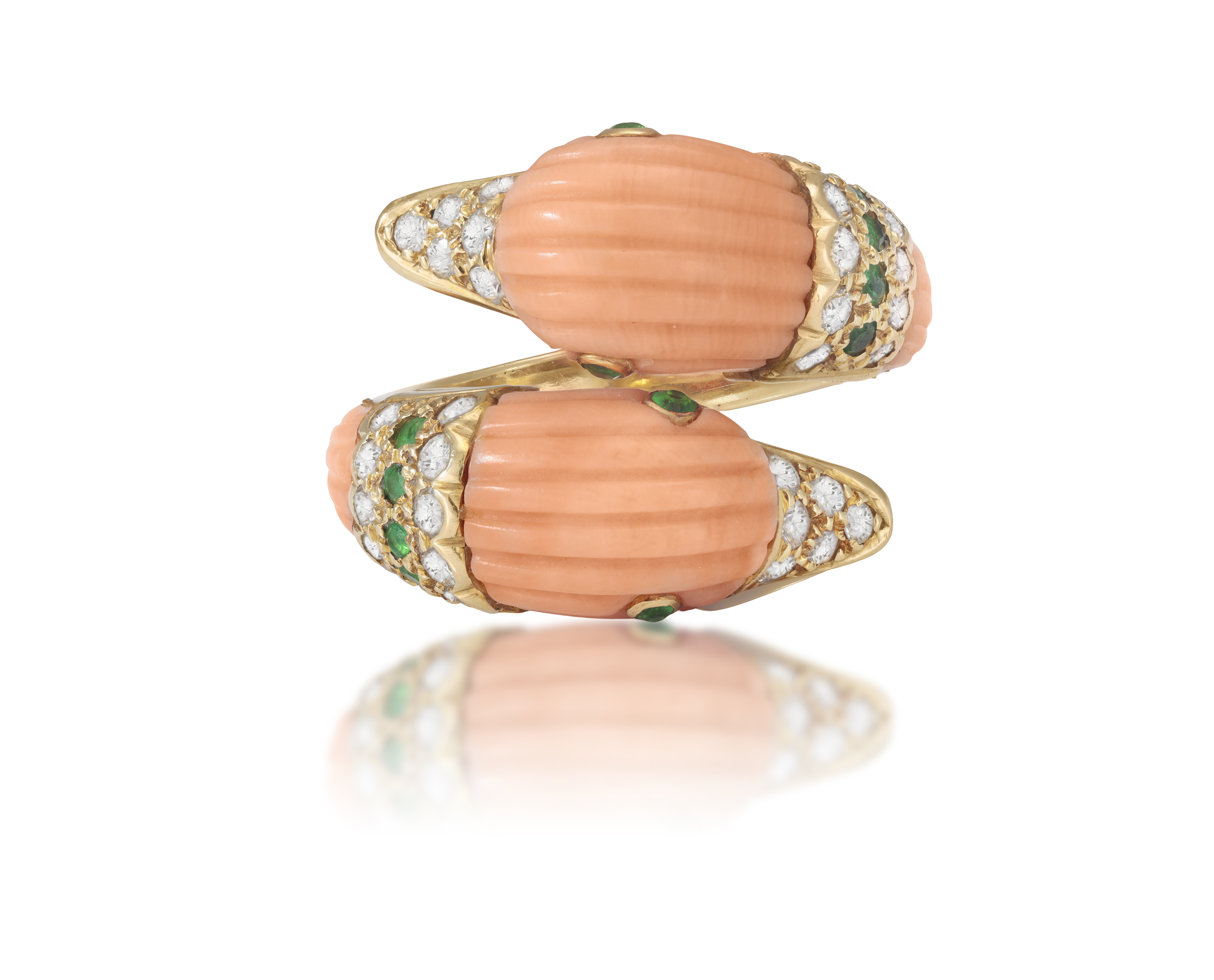 A COLLECTIBLE CORAL, EMERALD AND DIAMOND RING, BY VAN CLEEF & ARPELS, CIRCA 1970 Of cross-over - Image 3 of 5