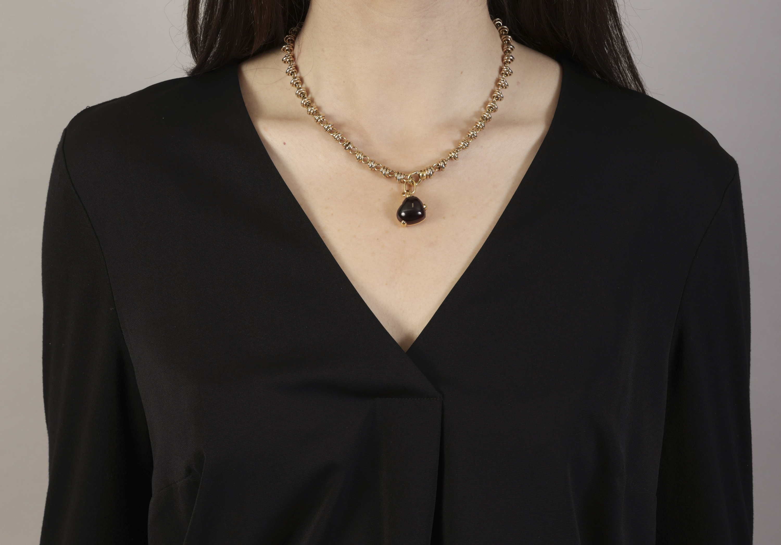 A GOLD NECKLACE WITH GARNET PENDANT, BY POMELLATO The detachable pendant set with a heart-shaped - Image 4 of 4