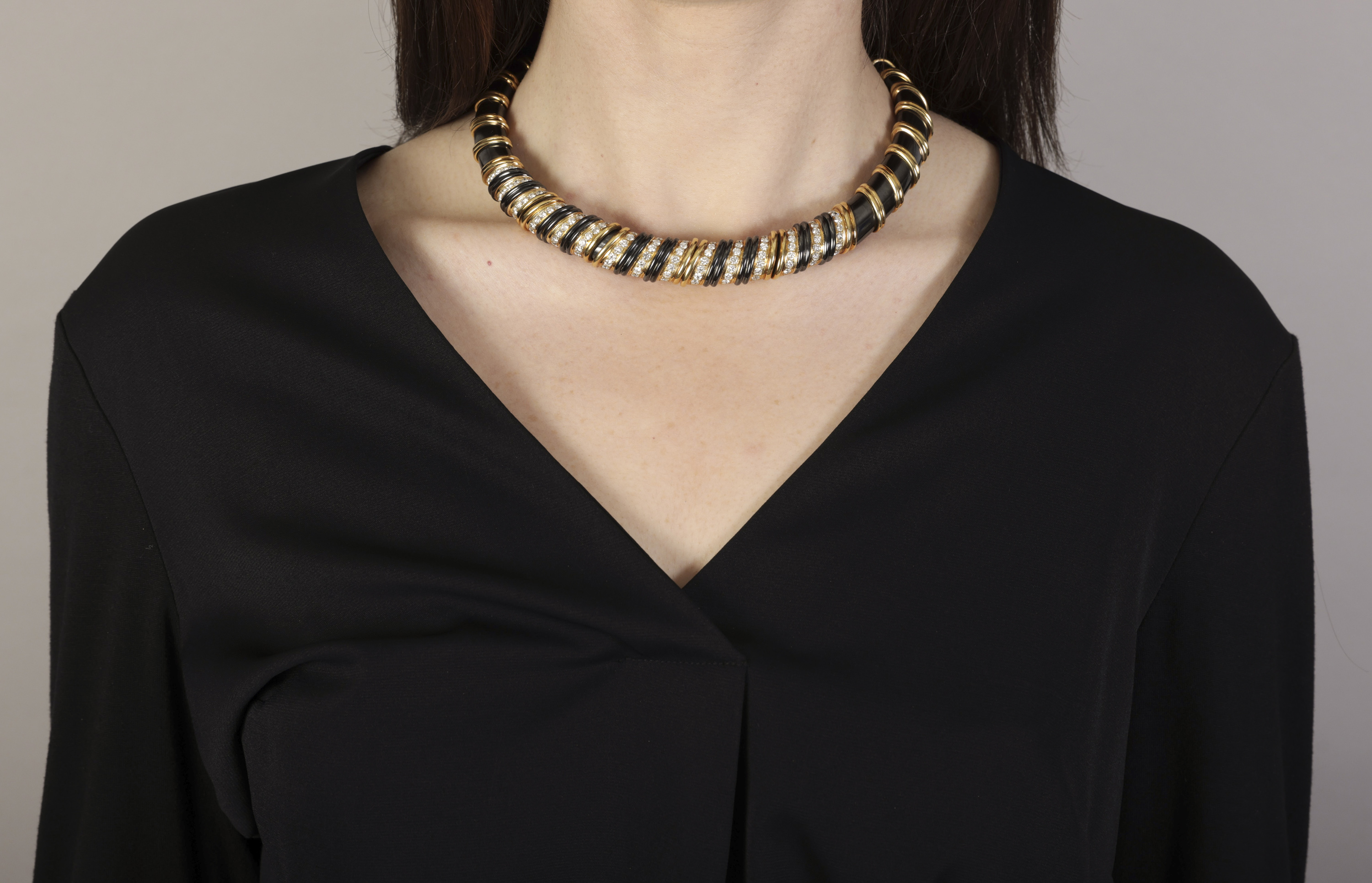 A BI-COLOURED DIAMOND NECKLACE, BY FARAONE, CIRCA 1980 Composed of slightly graduated oxidised and - Image 3 of 4