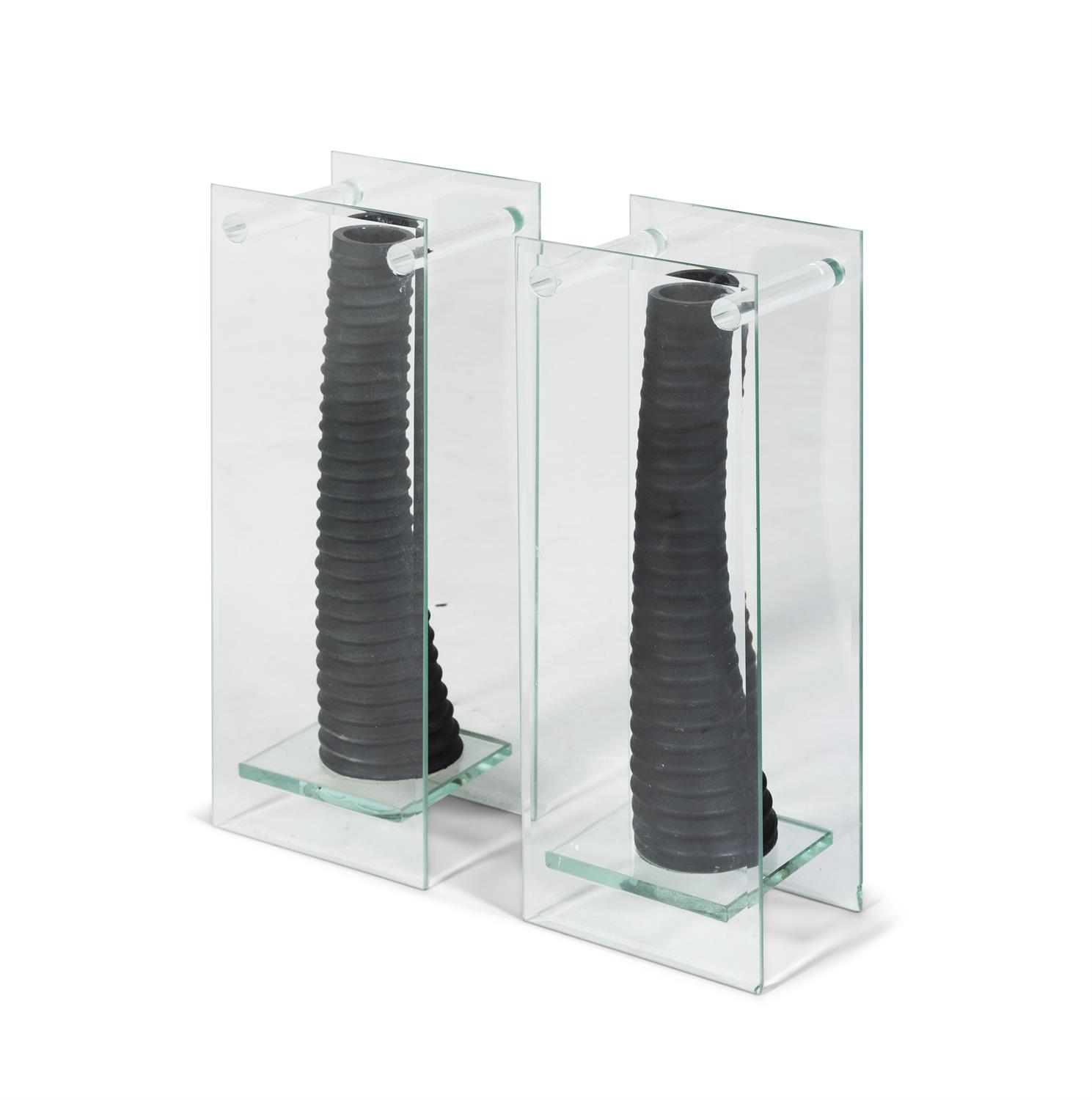 VASES A pair of glass vases. Italy. 13 x 10 x 35cm(h) - Bild 3 aus 3