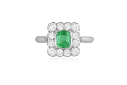 AN EARLY 20TH CENTURY EMERALD AND DIAMOND RING The square mount set with a rectangular-shaped - Image 1 of 4