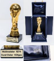 FIFA World Cup 1974 - FIFA Weltpokal. Vergoldeter Pokal auf Marmorsockel, dieser mit Metallschild "