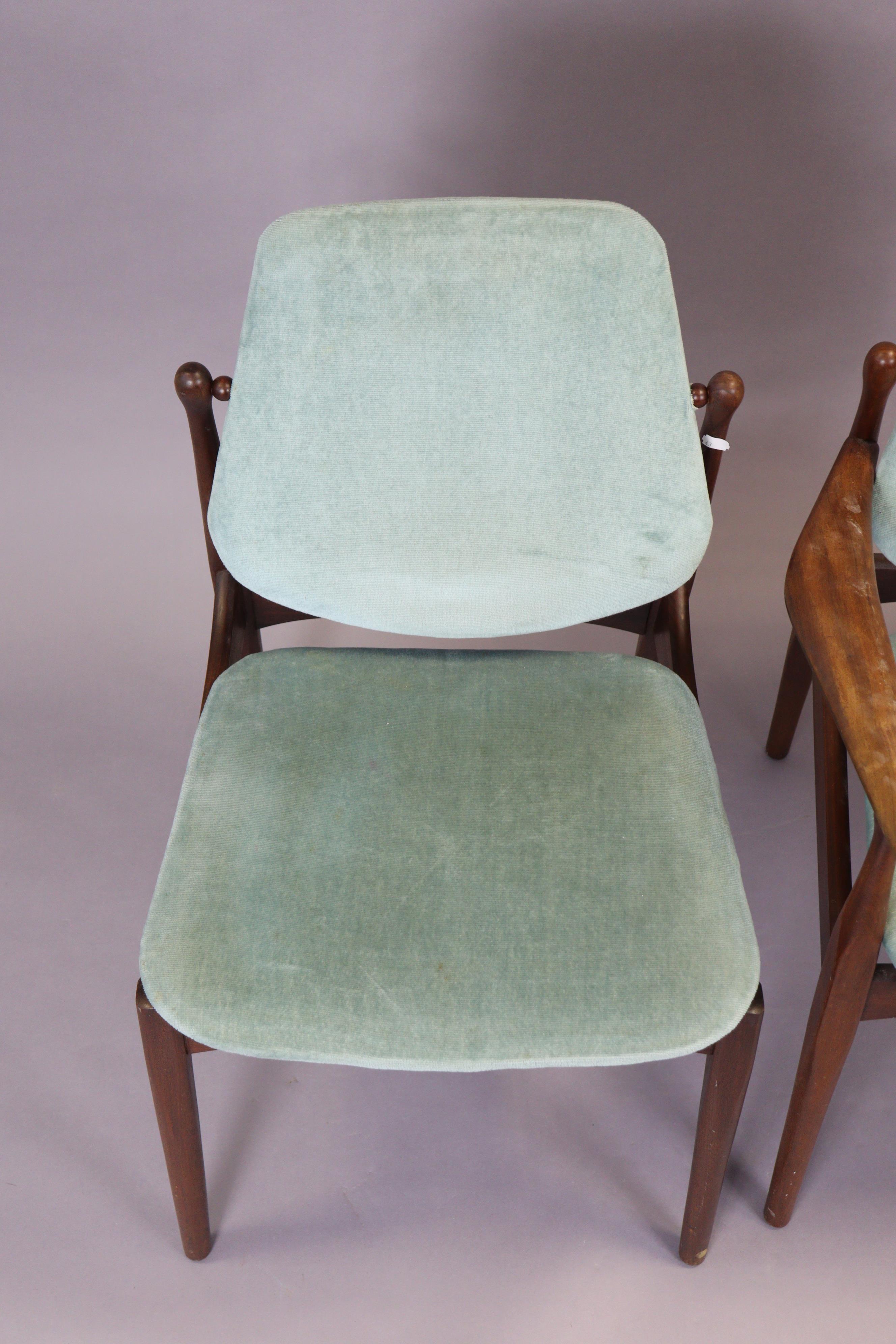 A mid-century teak carver chair having a padded seat & back upholstered blue velour, & on round tape - Image 5 of 7