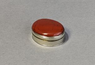A late 18th/early 19th century oval vinaigrette with gilt interior, the hinged lid inset jasper, 3.