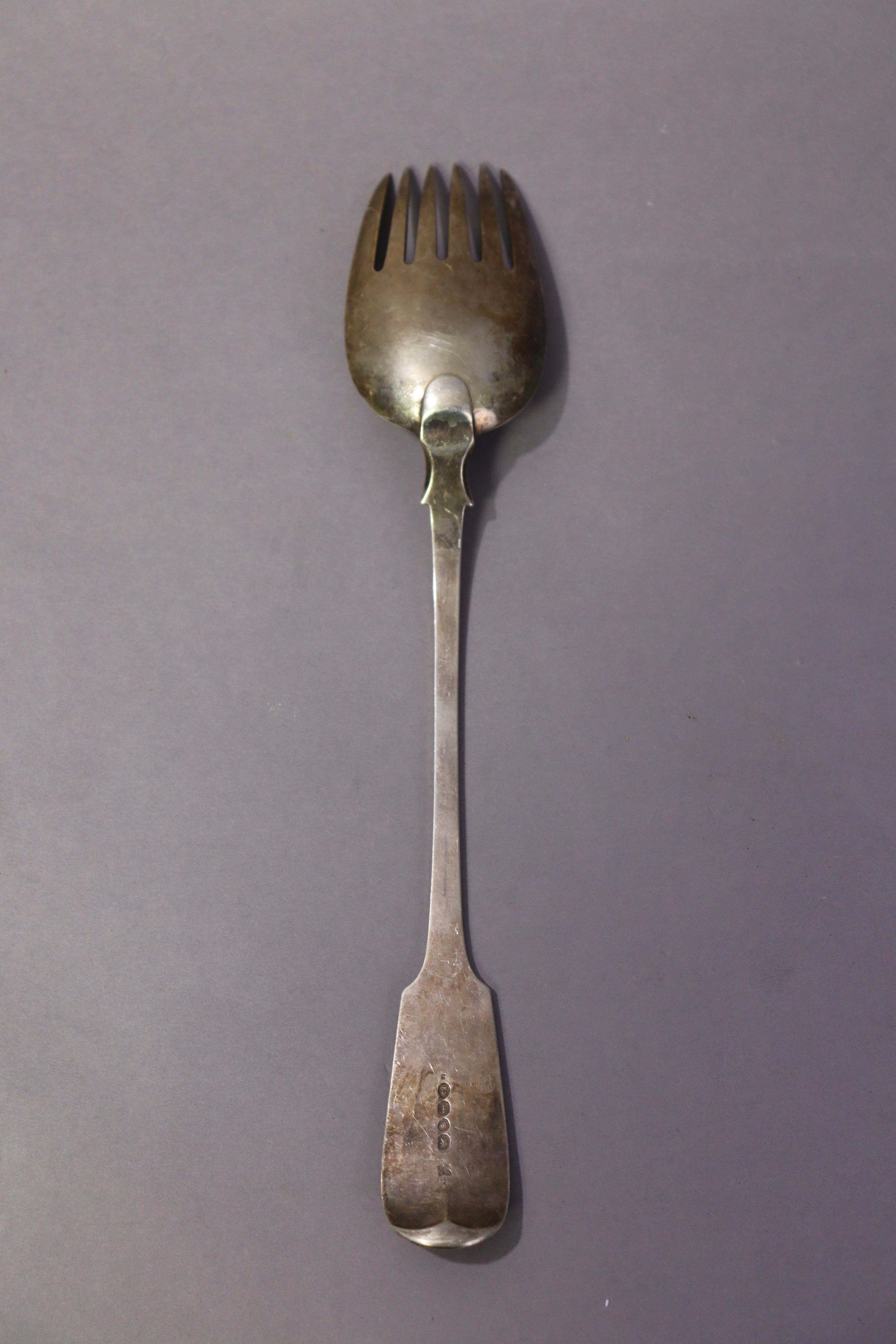 A pair of George IV silver Fiddle pattern salad servers, London 1824 by Wm. Eley & Wm. Fearn (over- - Image 6 of 7
