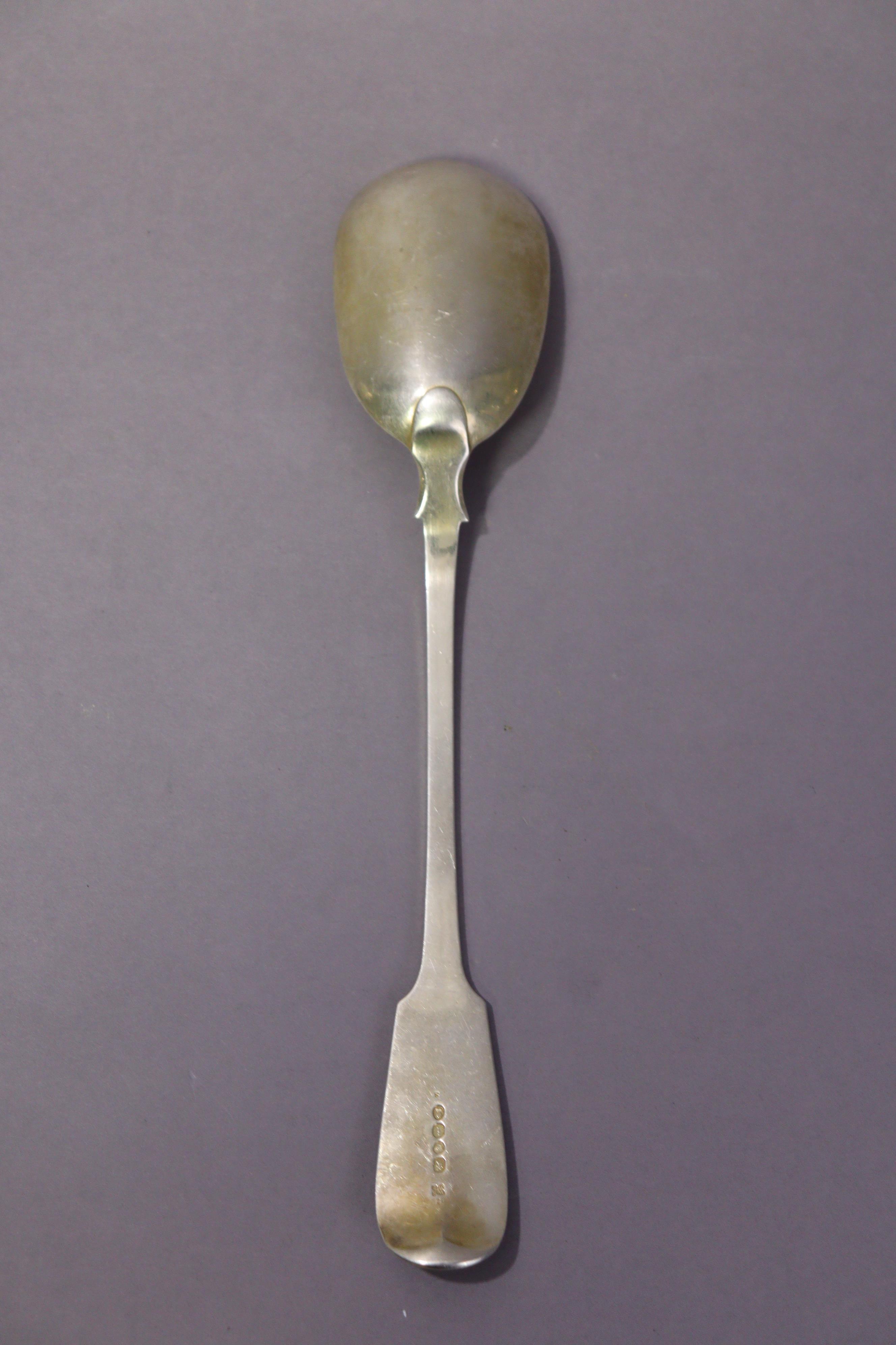A pair of George IV silver Fiddle pattern salad servers, London 1824 by Wm. Eley & Wm. Fearn (over- - Image 4 of 7