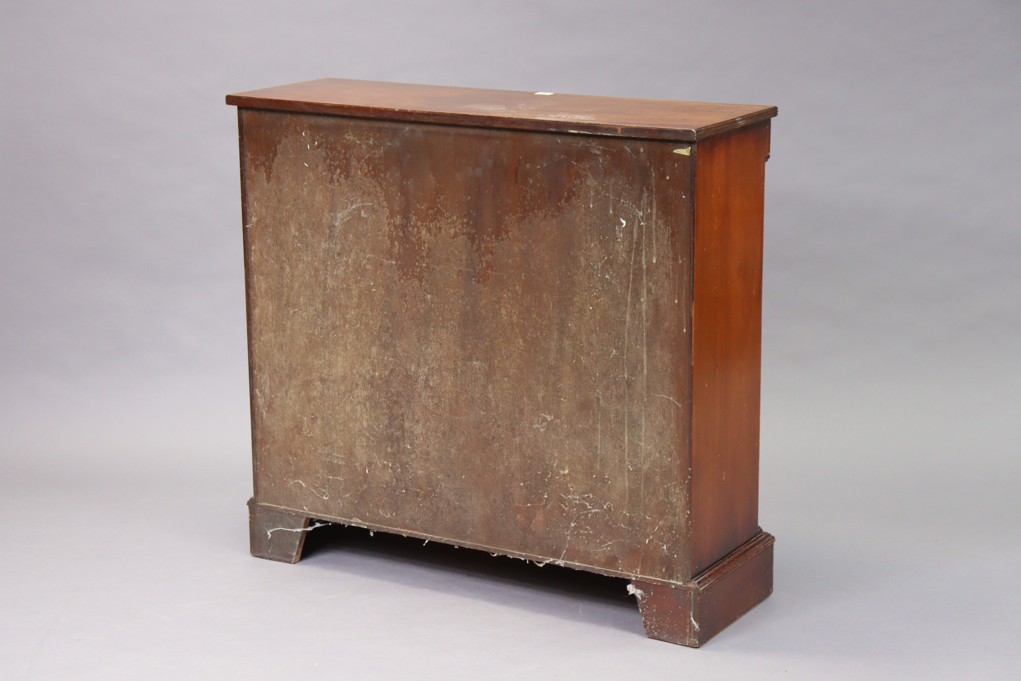 A 19th century-style mahogany small standing open bookcase with two adjustable shelves, & on a - Image 3 of 4