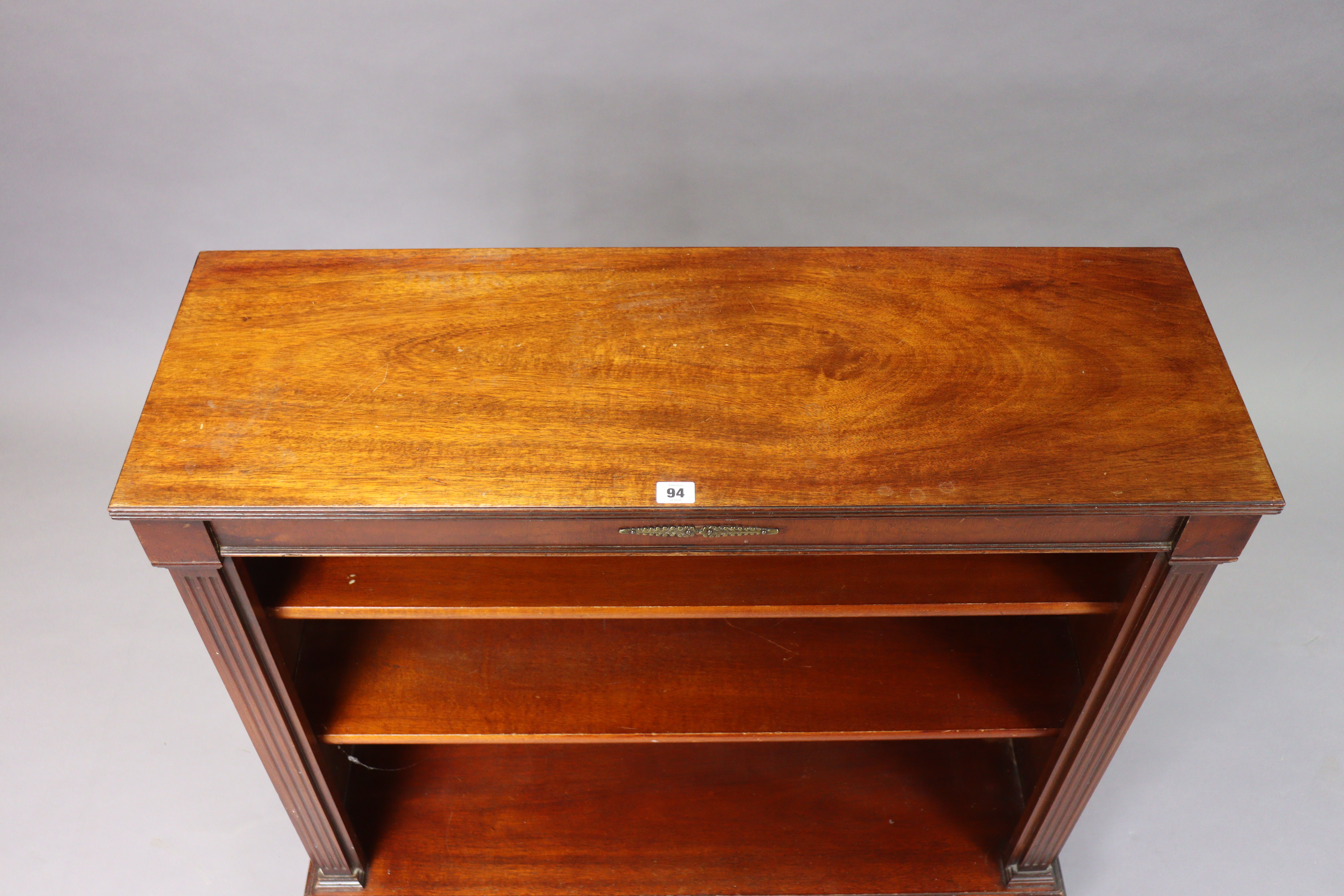 A 19th century-style mahogany small standing open bookcase with two adjustable shelves, & on a - Image 4 of 4