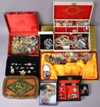 Various items of costume jewellery.