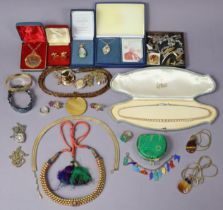 Various items of costume jewellery.