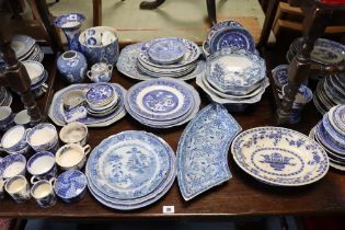 Various items of blue & white transfer-printed ware, part w.a.f.