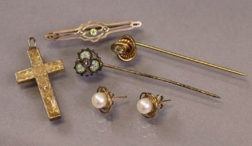 A 9ct gold engraved crucifix pendant (2.2g); a 9ct bar brooch set aquamarine & seed pearls; a pair