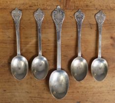 Four George V silver dog-nose rat-tail lace-back coffee spoons, London 1918-21, Britannia