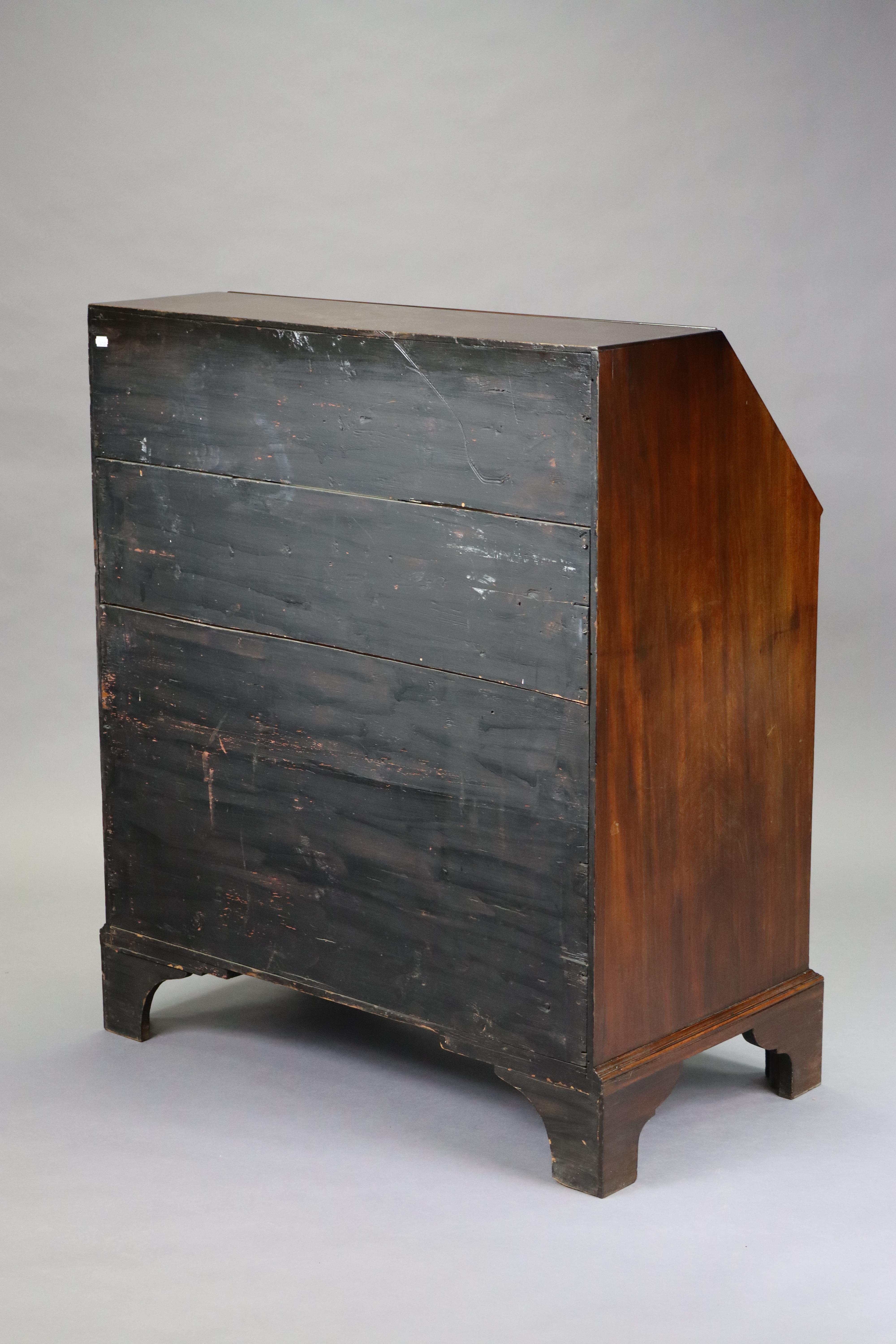 An 18th century mahogany bureau with fitted interior and gilt-tooled leather writing surface - Image 3 of 3