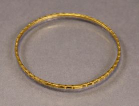 An Egyptian gold stiff bangle with facet-&-bead design (11.5g).