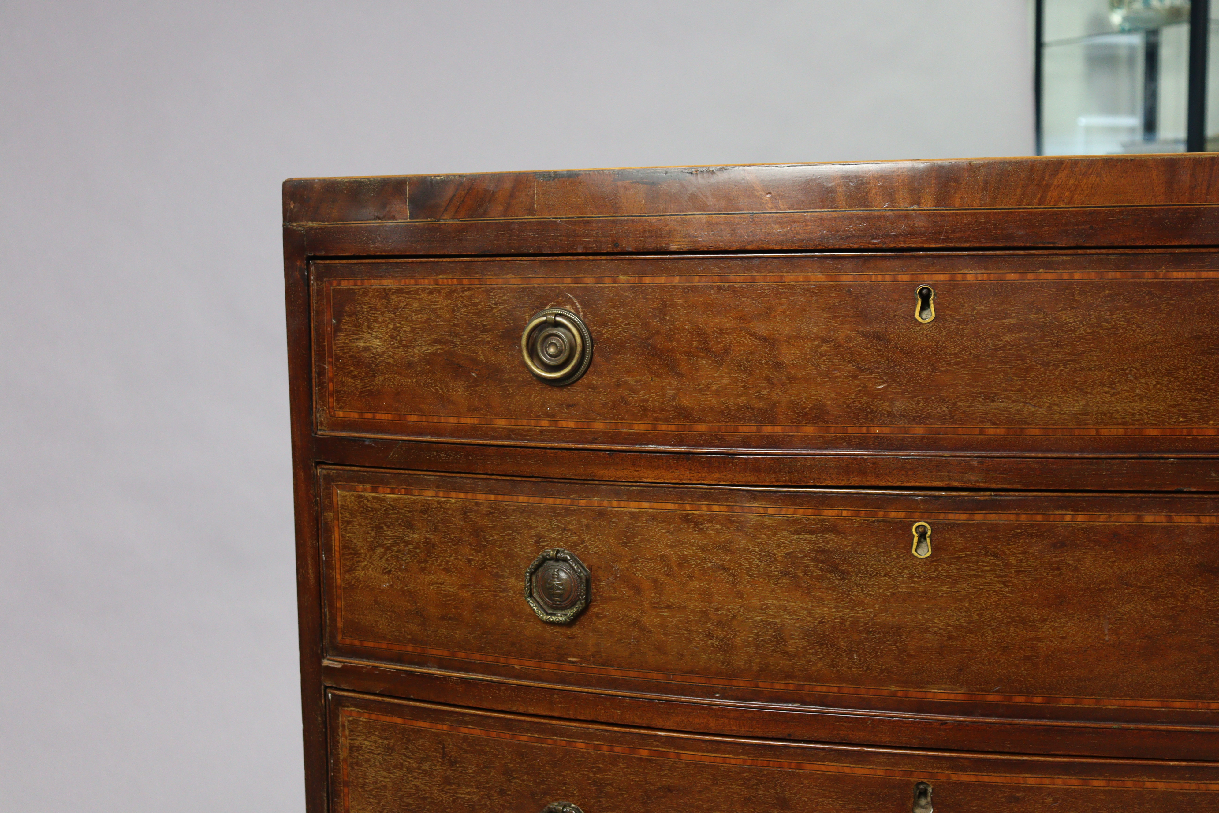 An early 19th century inlaid-mahogany small bow-front chest fitted four long graduated drawers - Image 6 of 9