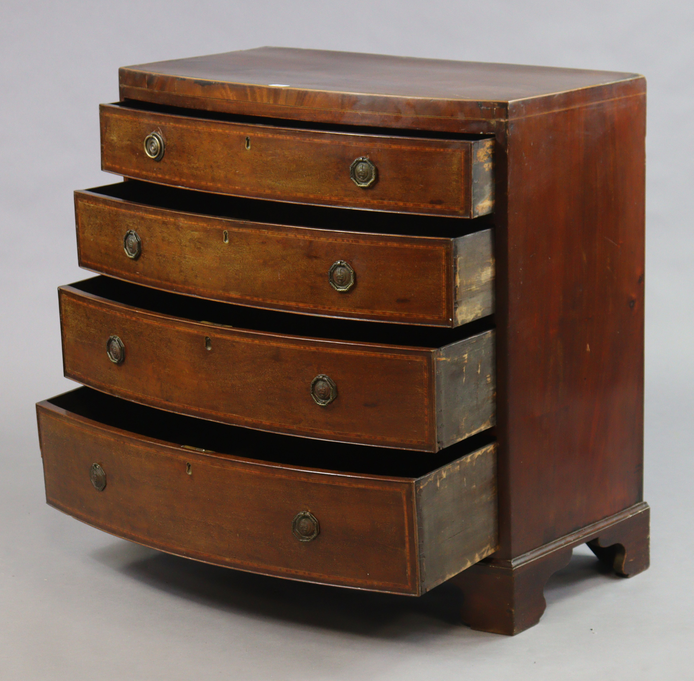 An early 19th century inlaid-mahogany small bow-front chest fitted four long graduated drawers - Image 2 of 9