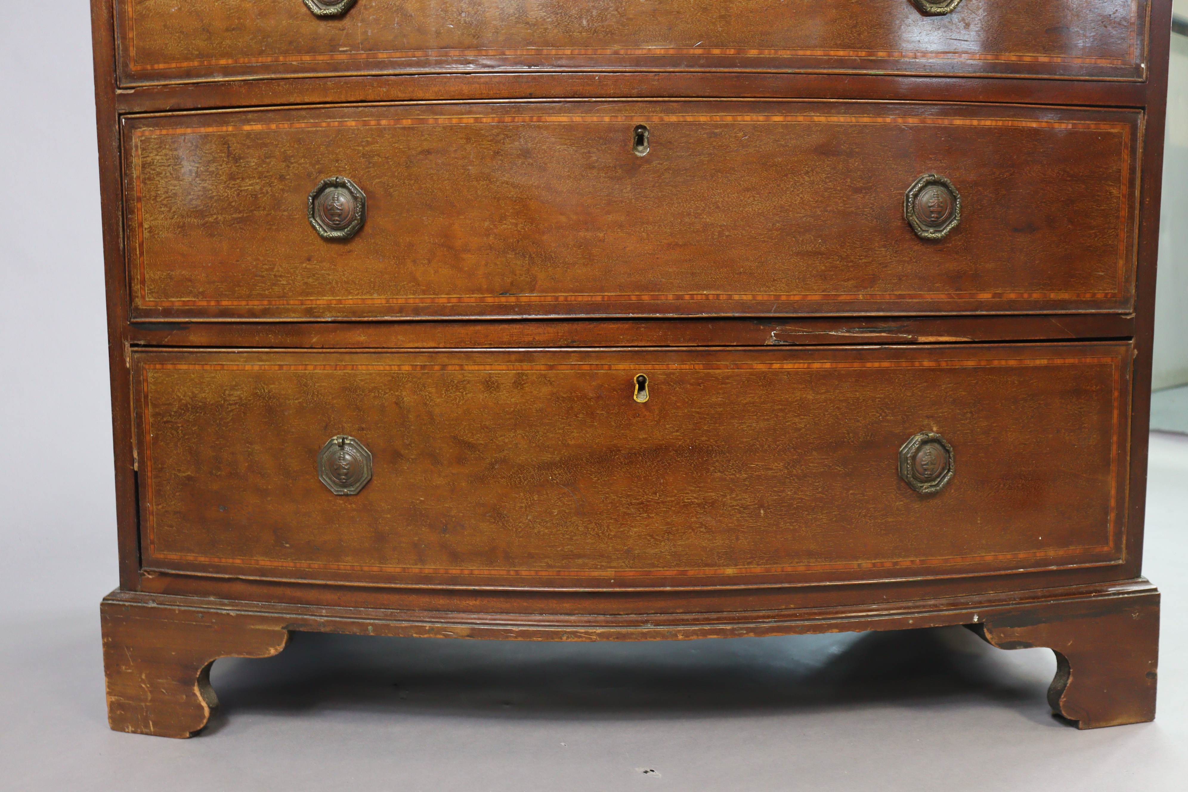 An early 19th century inlaid-mahogany small bow-front chest fitted four long graduated drawers - Image 7 of 9