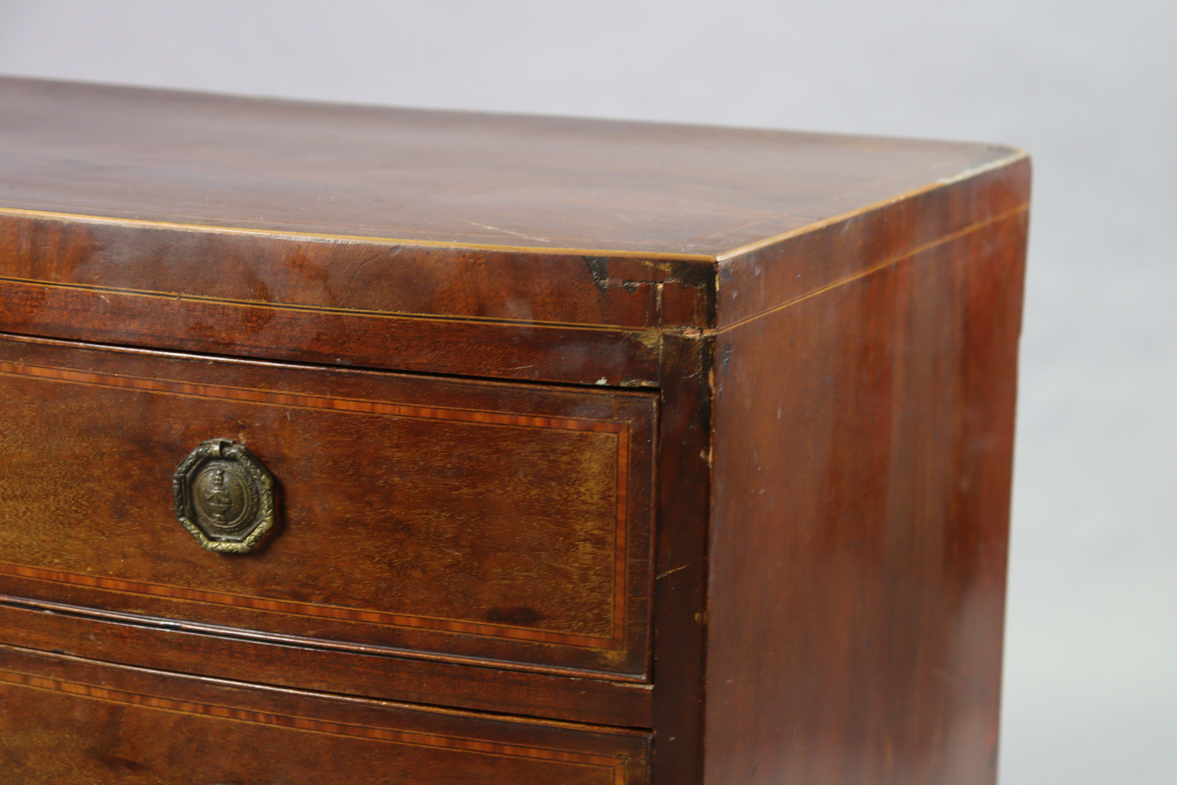 An early 19th century inlaid-mahogany small bow-front chest fitted four long graduated drawers - Image 5 of 9