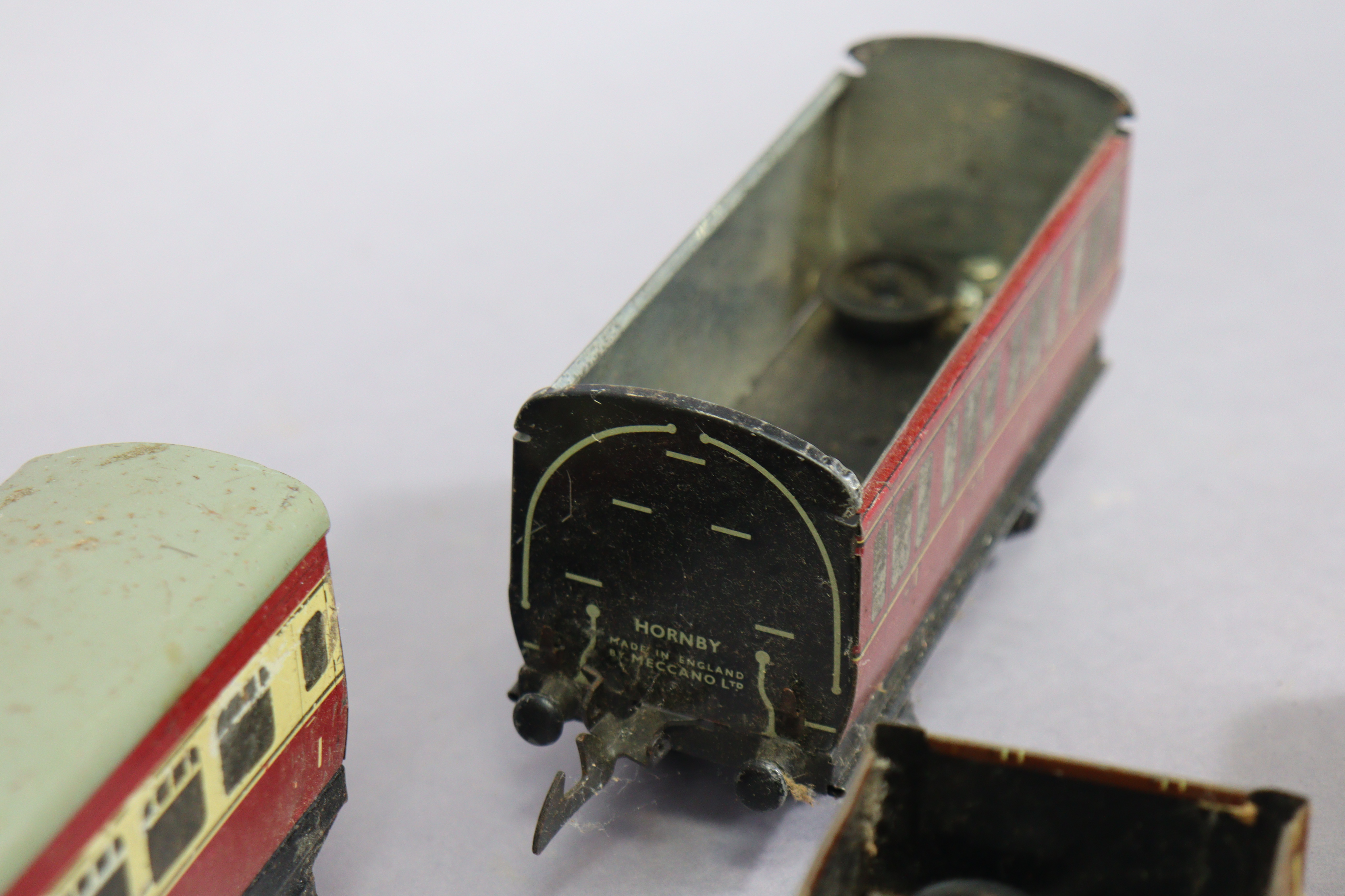 A vintage British lithographed tinplate & clockwork operated model of the steam locomotive “ - Image 4 of 5