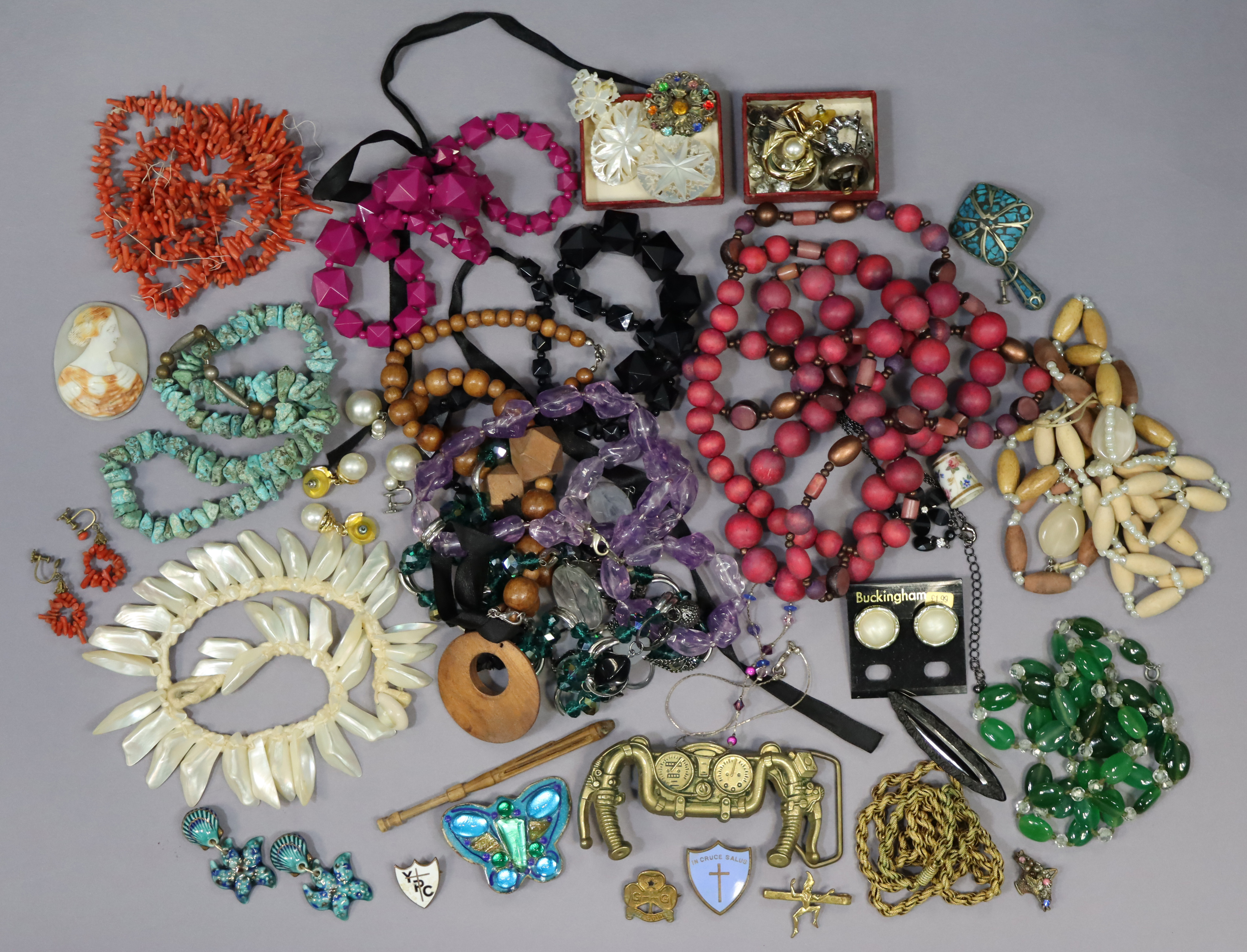 Various items of costume jewellery.