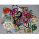 Various items of costume jewellery.