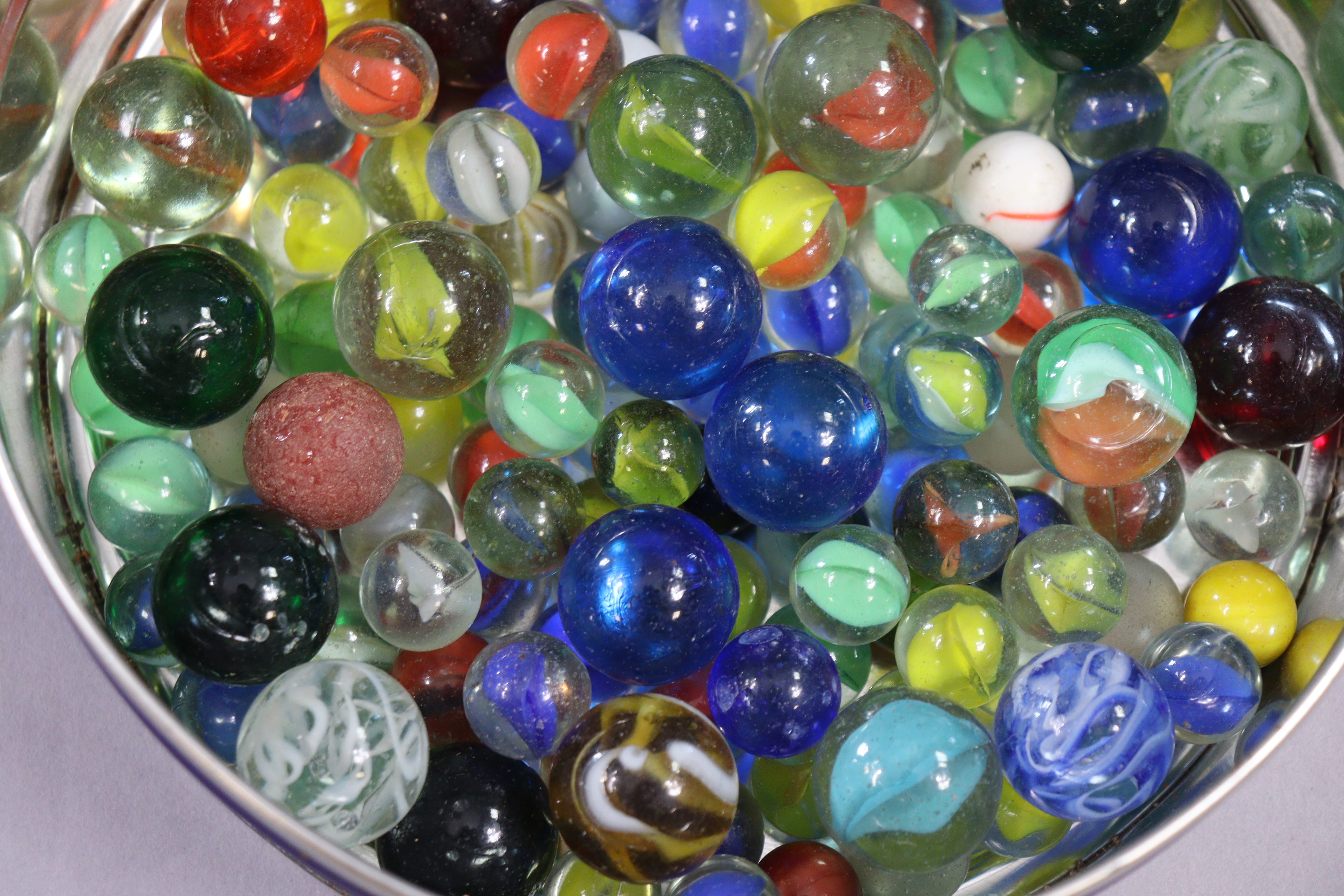 A collection of approximately eighty various glass marbles - Image 5 of 5