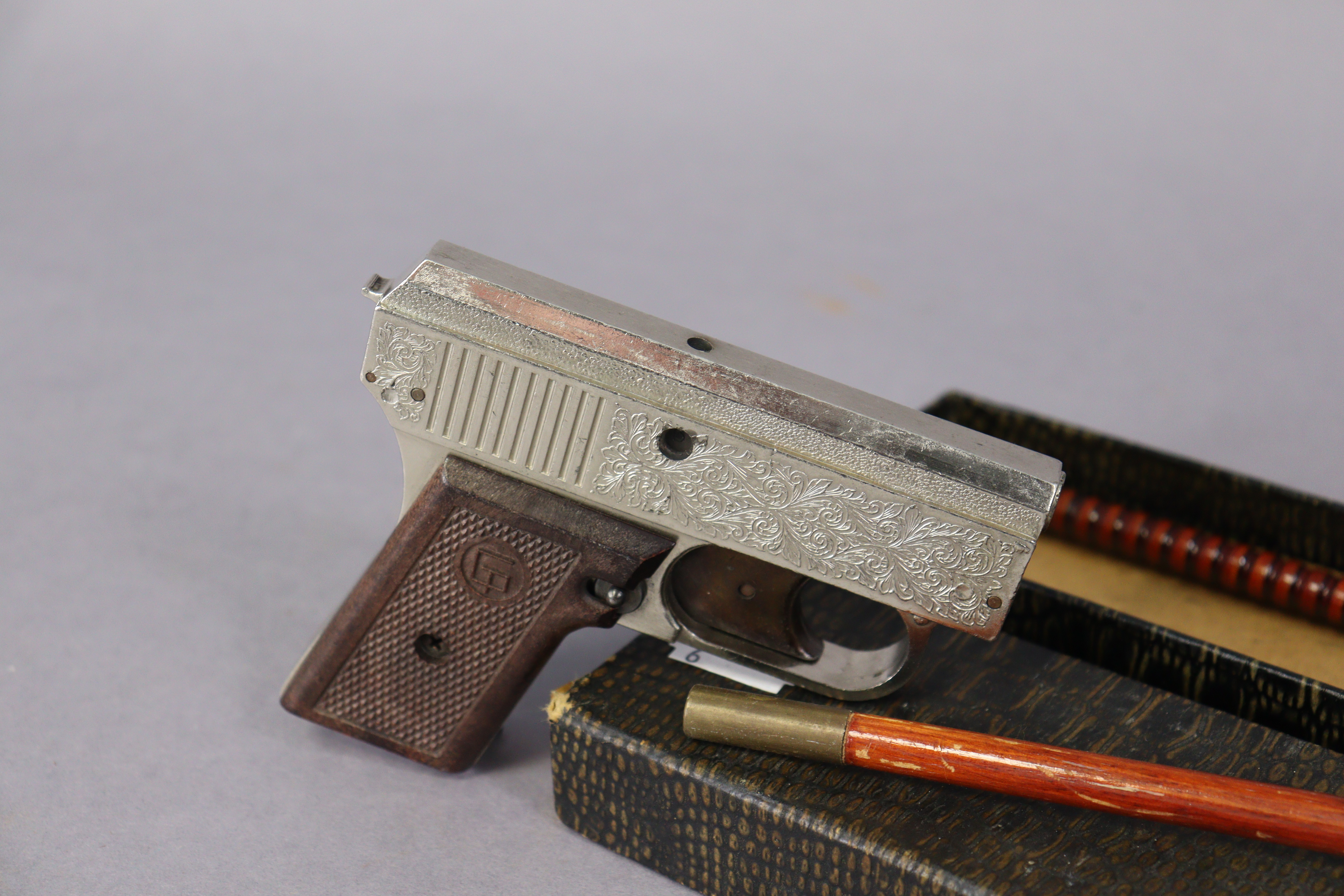 An Italian starter’s pistol; & a vintage part set of rifle cleaning rods, boxed. - Image 3 of 4