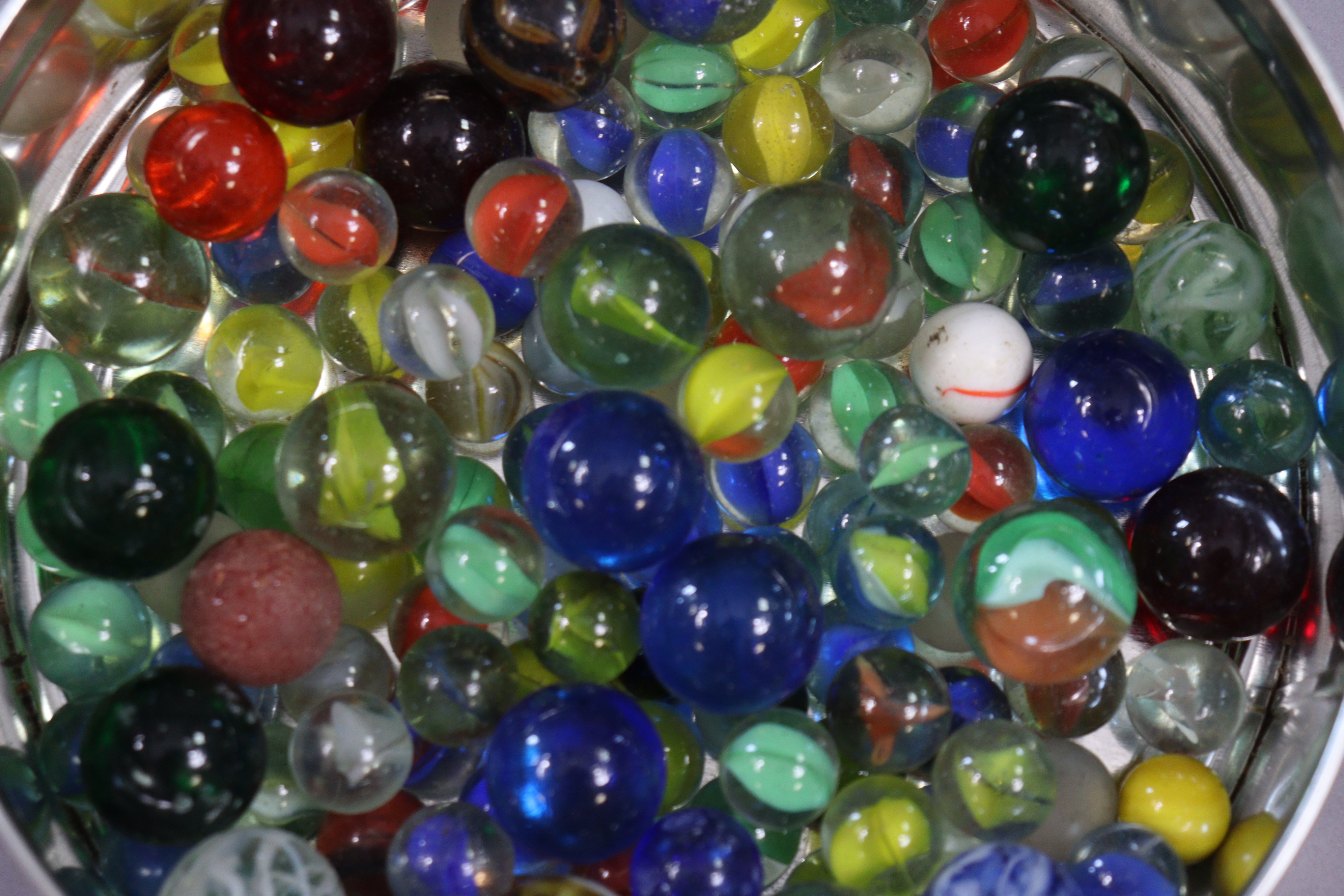 A collection of approximately eighty various glass marbles - Image 4 of 5