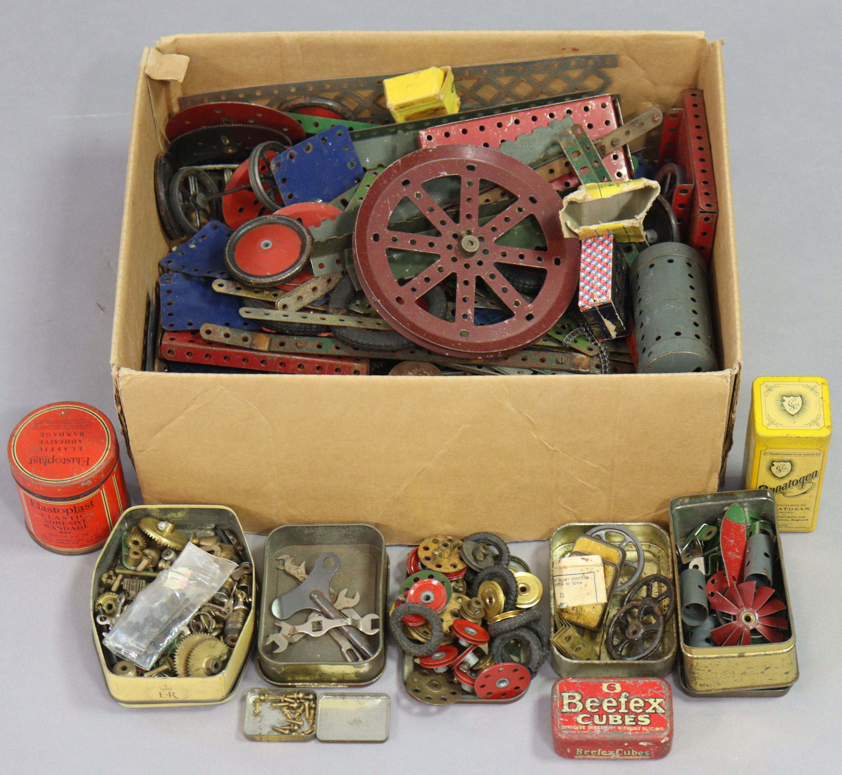 Various items of loose Meccano.
