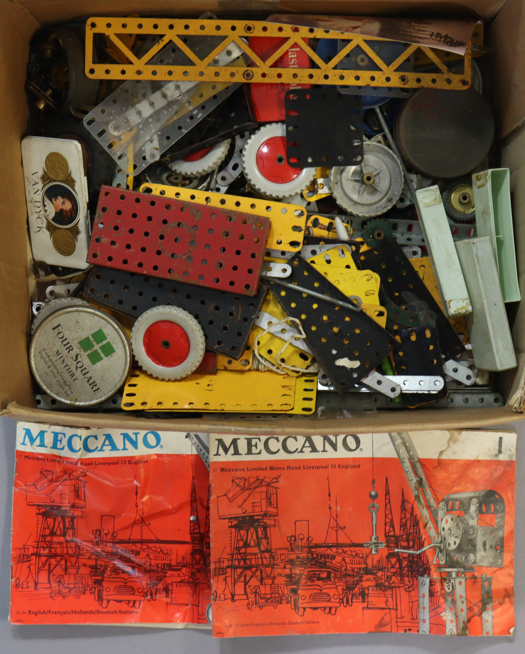 Various items of loose Meccano, and two ditto instruction booklets.