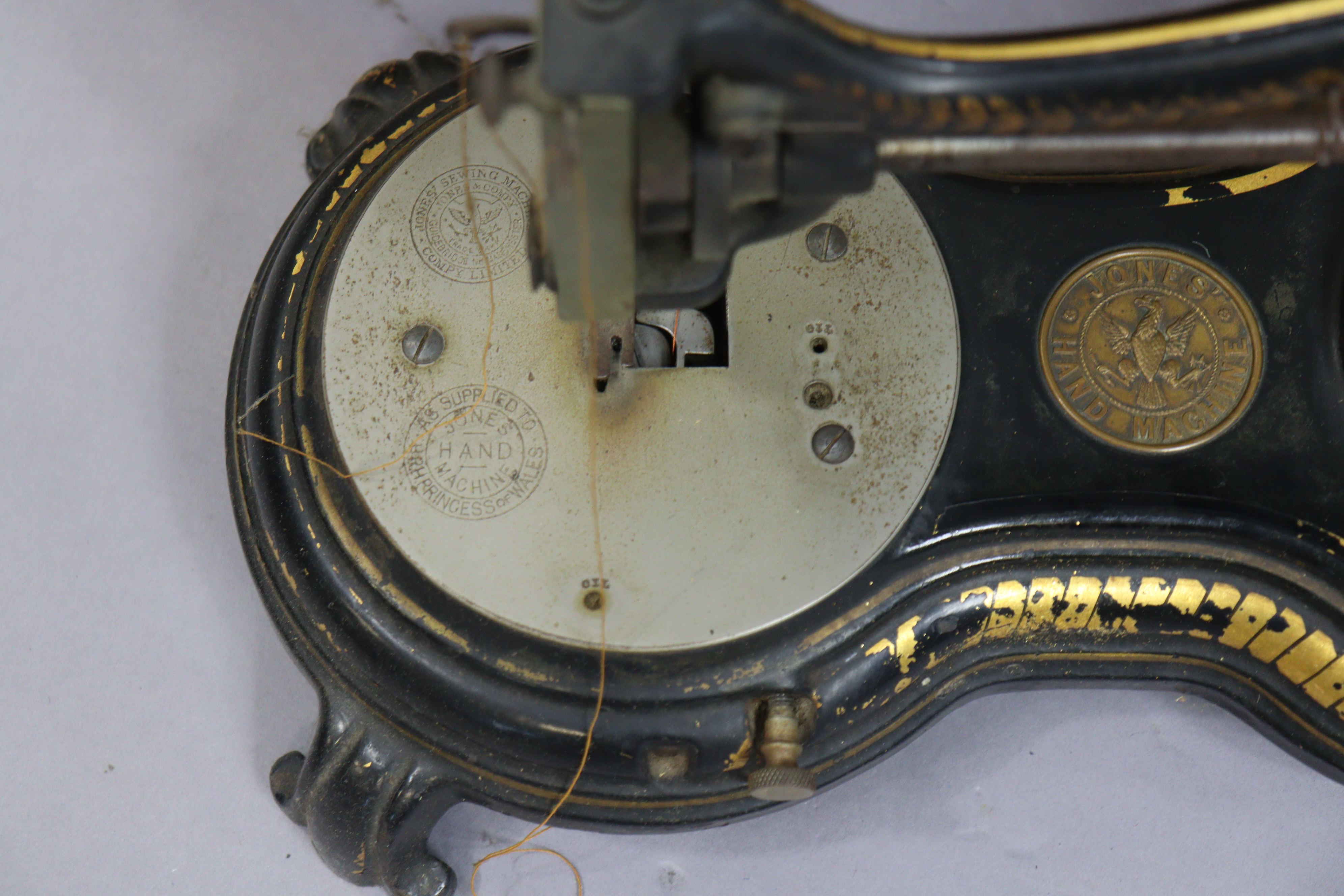 A vintage Jones serpentine cat-back sewing machine with gilt foliate decoration, 38cm wide, with - Image 3 of 6