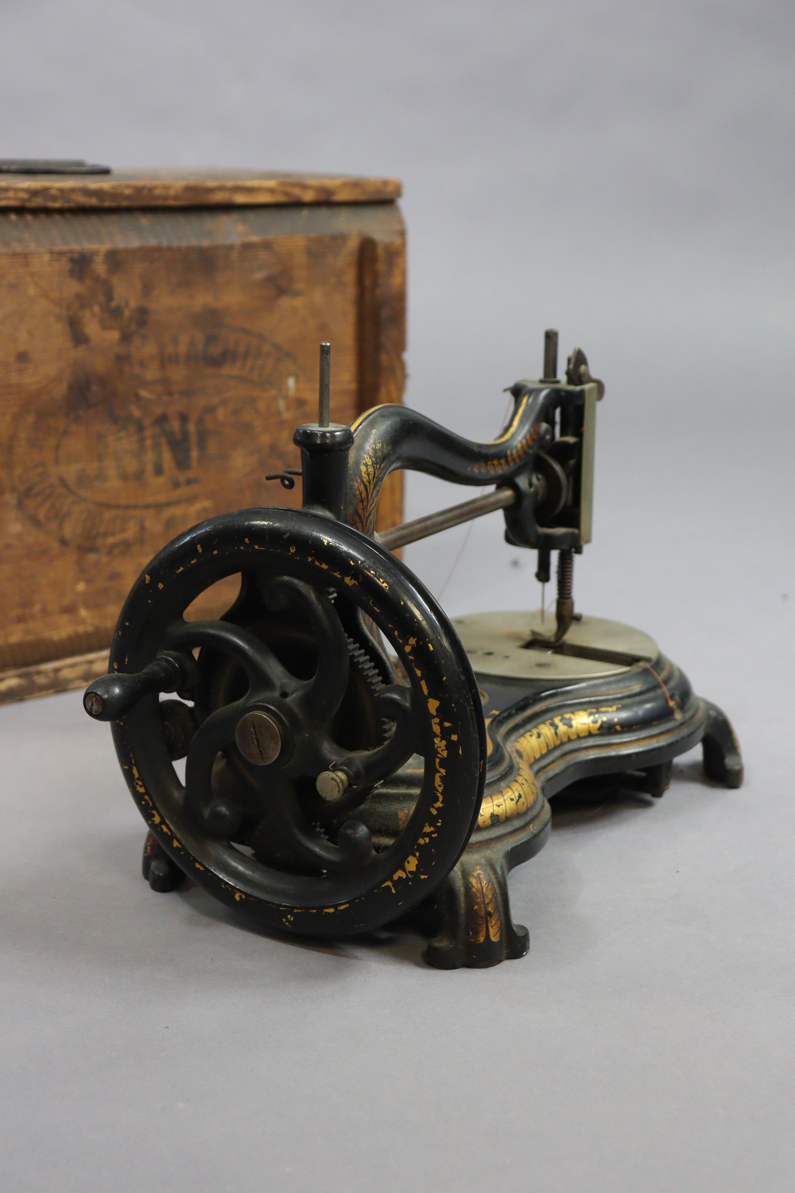 A vintage Jones serpentine cat-back sewing machine with gilt foliate decoration, 38cm wide, with - Image 5 of 6