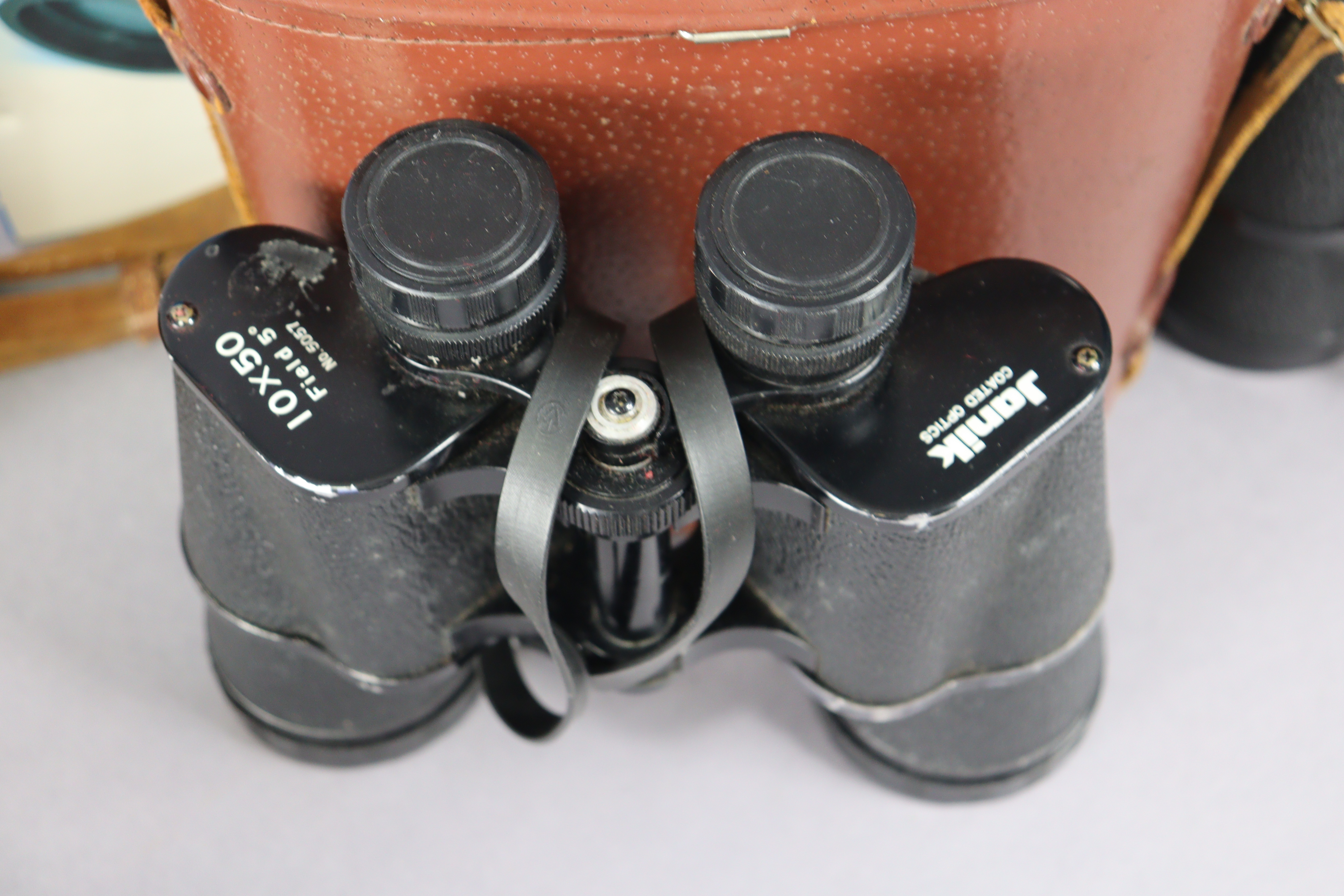 Five various pair of binoculars, each with case. - Image 4 of 6