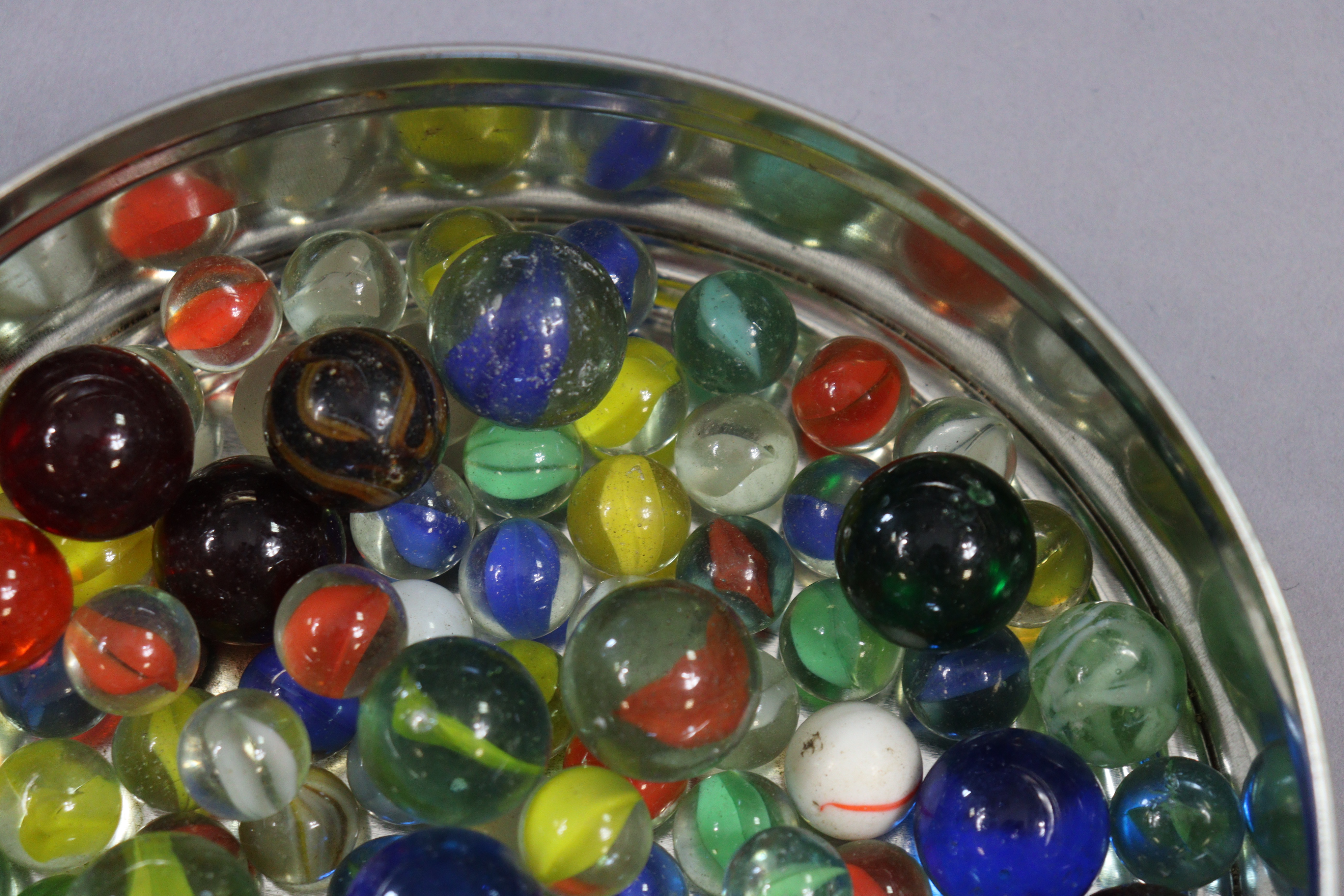 A collection of approximately eighty various glass marbles - Image 3 of 5