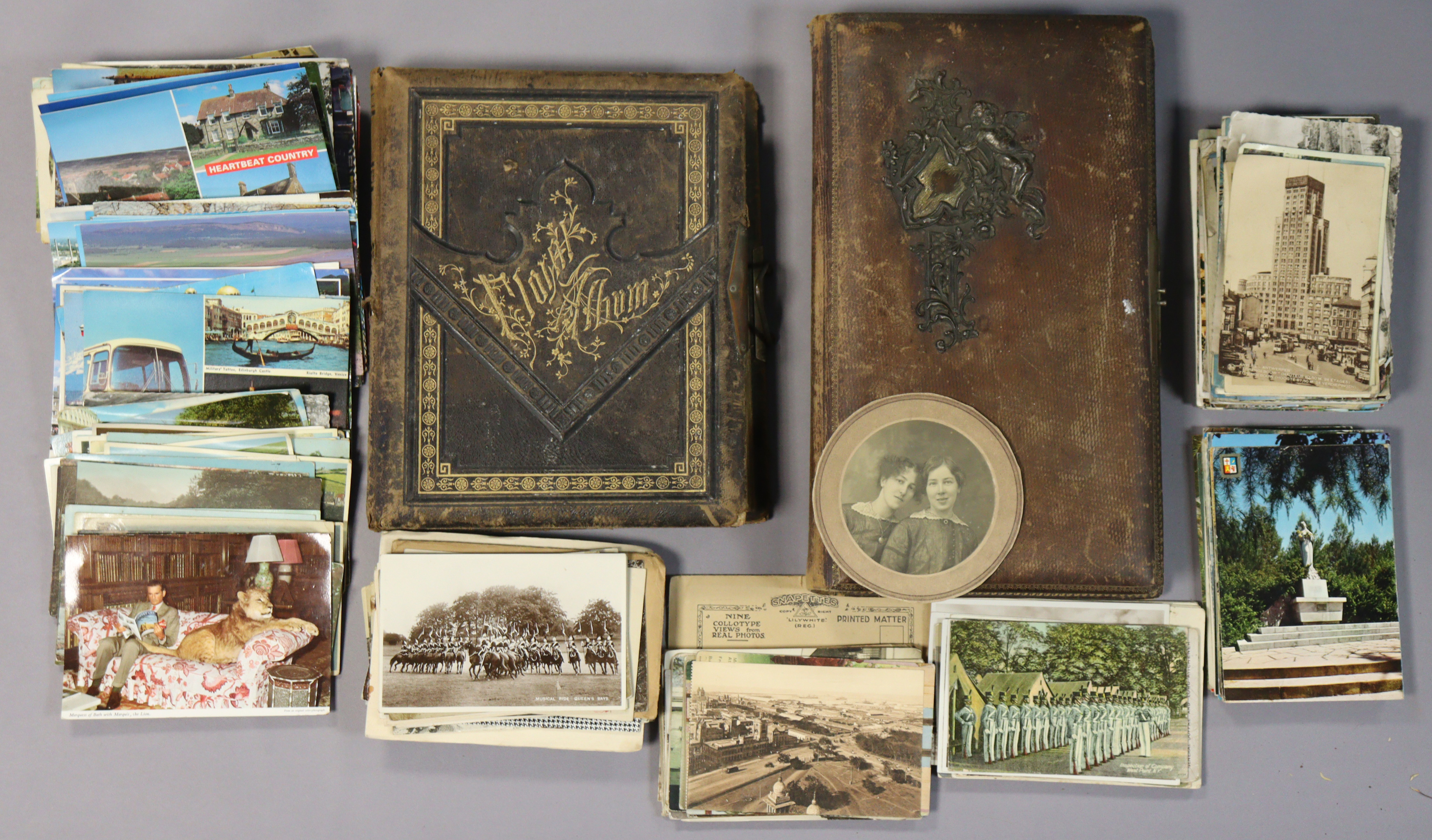 A collection of approximately two hundred various loose postcards, circa. early/late 20th