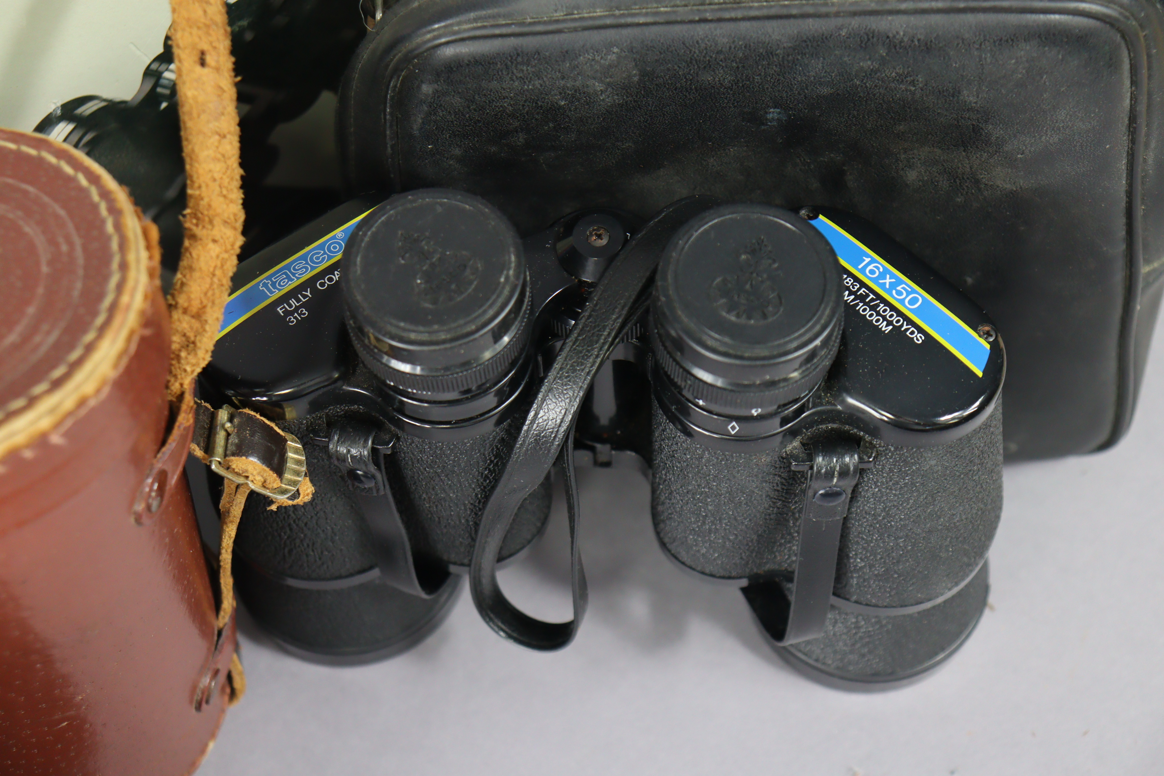 Five various pair of binoculars, each with case. - Image 5 of 6