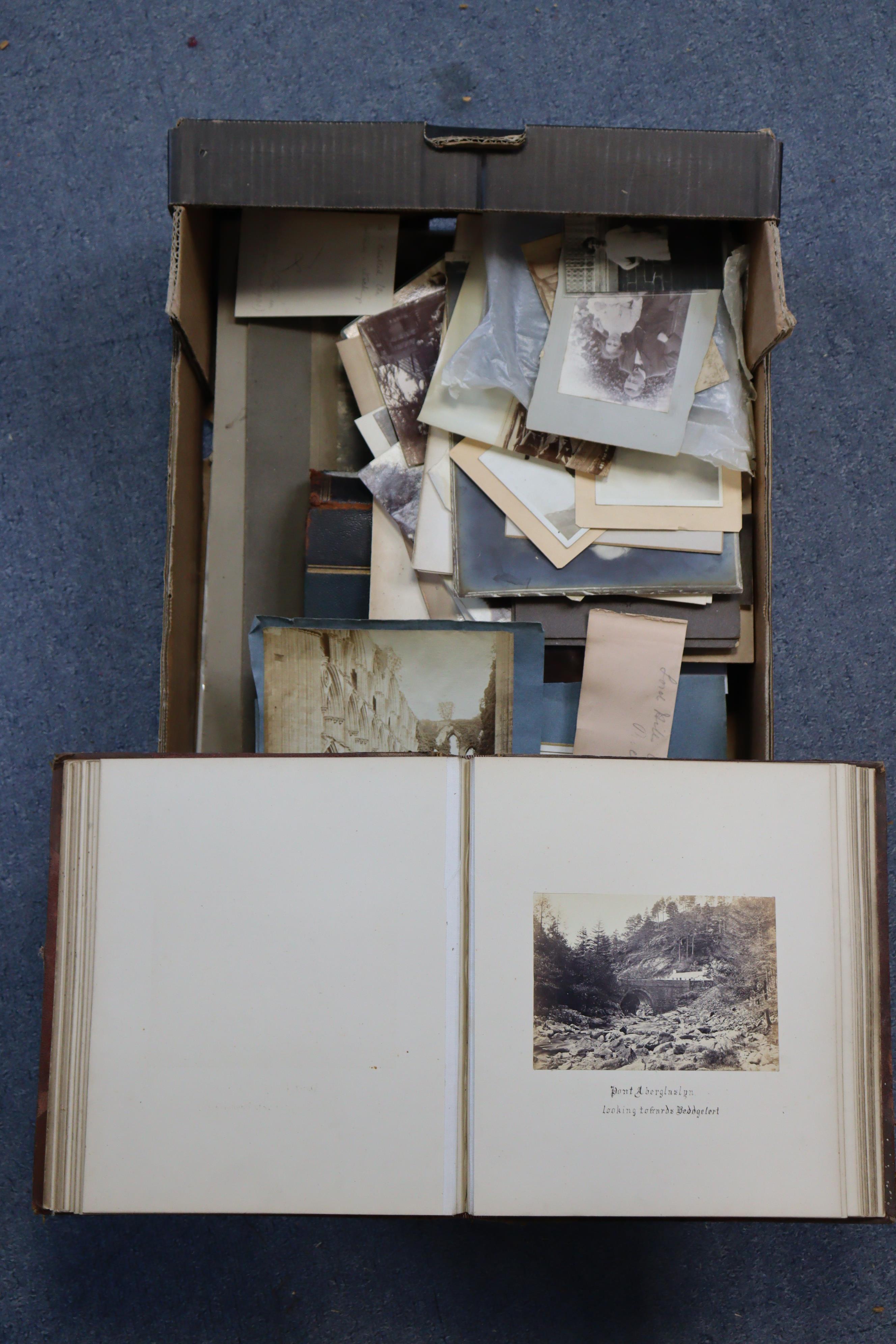 A quantity of assorted vintage photographs, in albums & loose. - Image 2 of 2