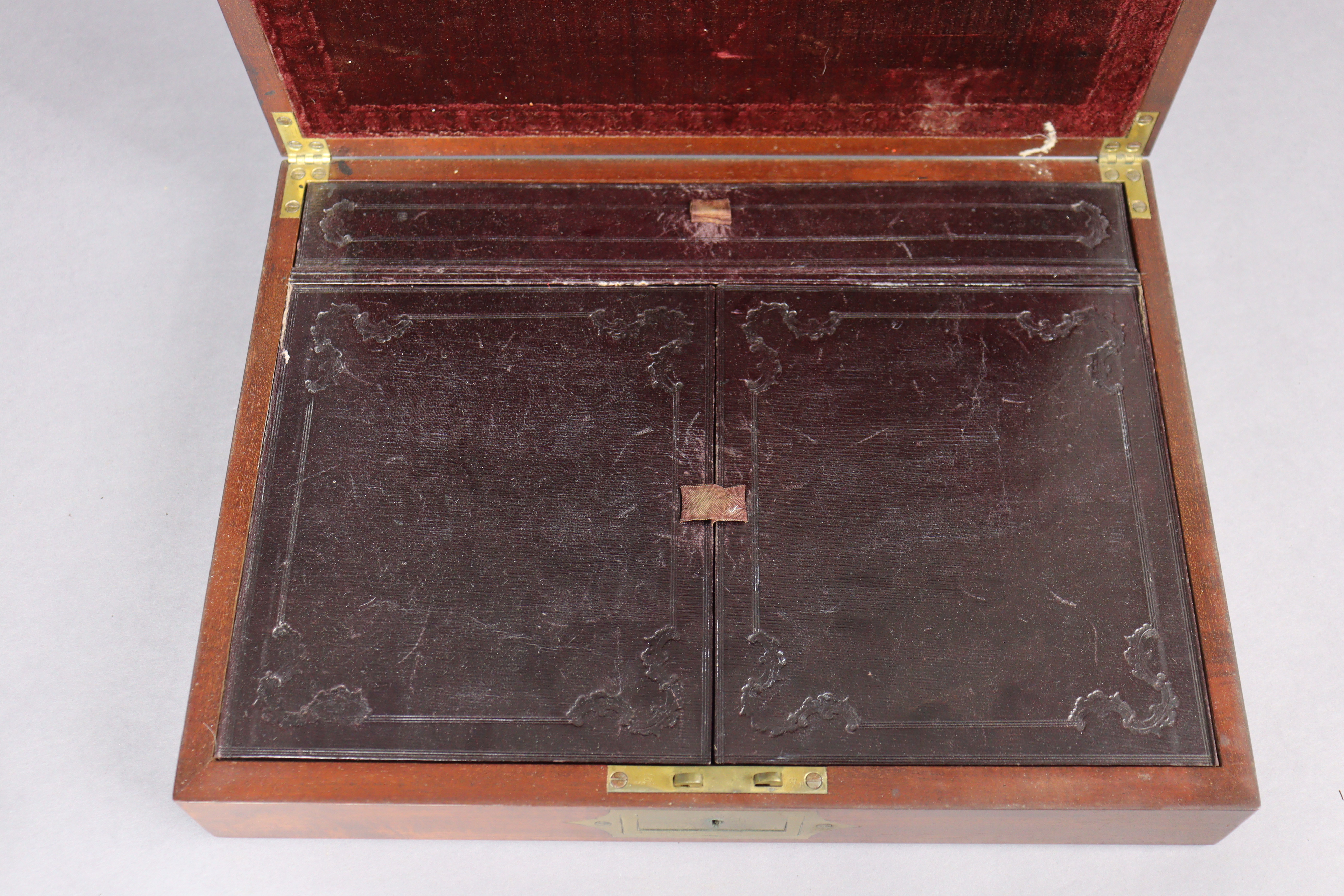 An early Victorian mahogany & brass inlaid travelling writing case, the hinged lid revealing morocco - Image 7 of 8