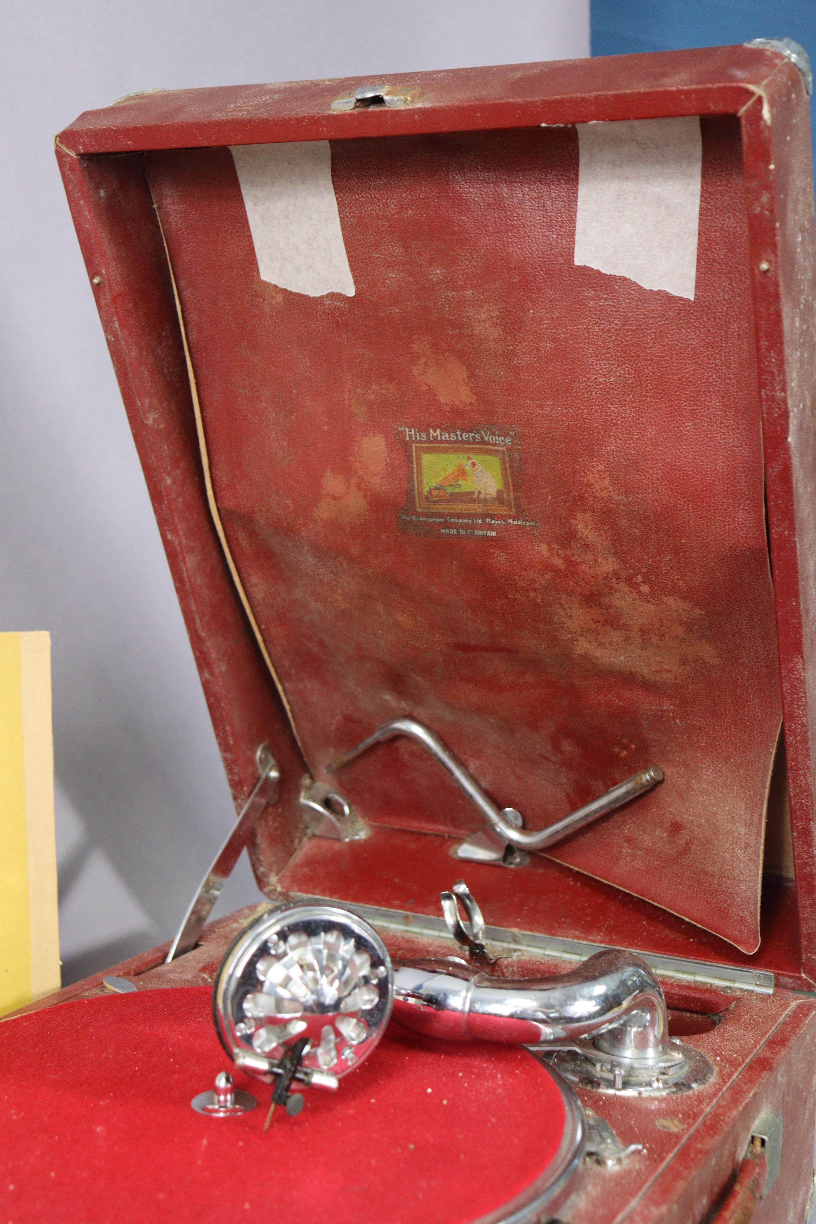 A vintage HMV portable gramophone in a red fibre-covered case; & six 78 r.p.m. records. - Bild 3 aus 9