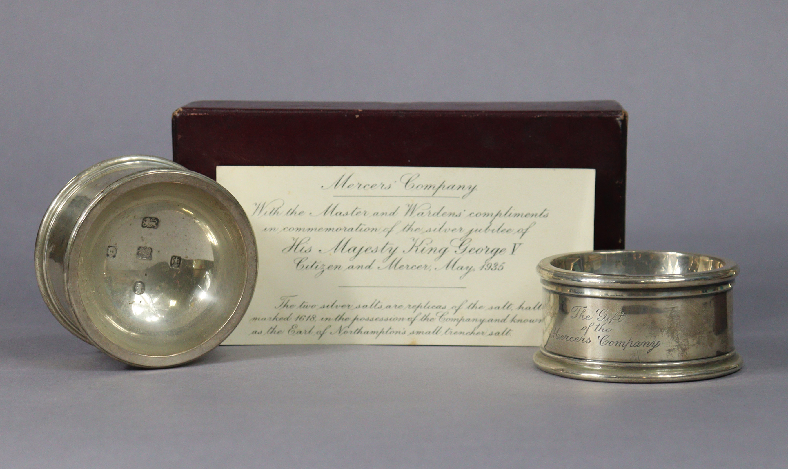 A pair of early 17th century-style silver salt cellars to commemorate George V silver Jubilee in - Image 2 of 6