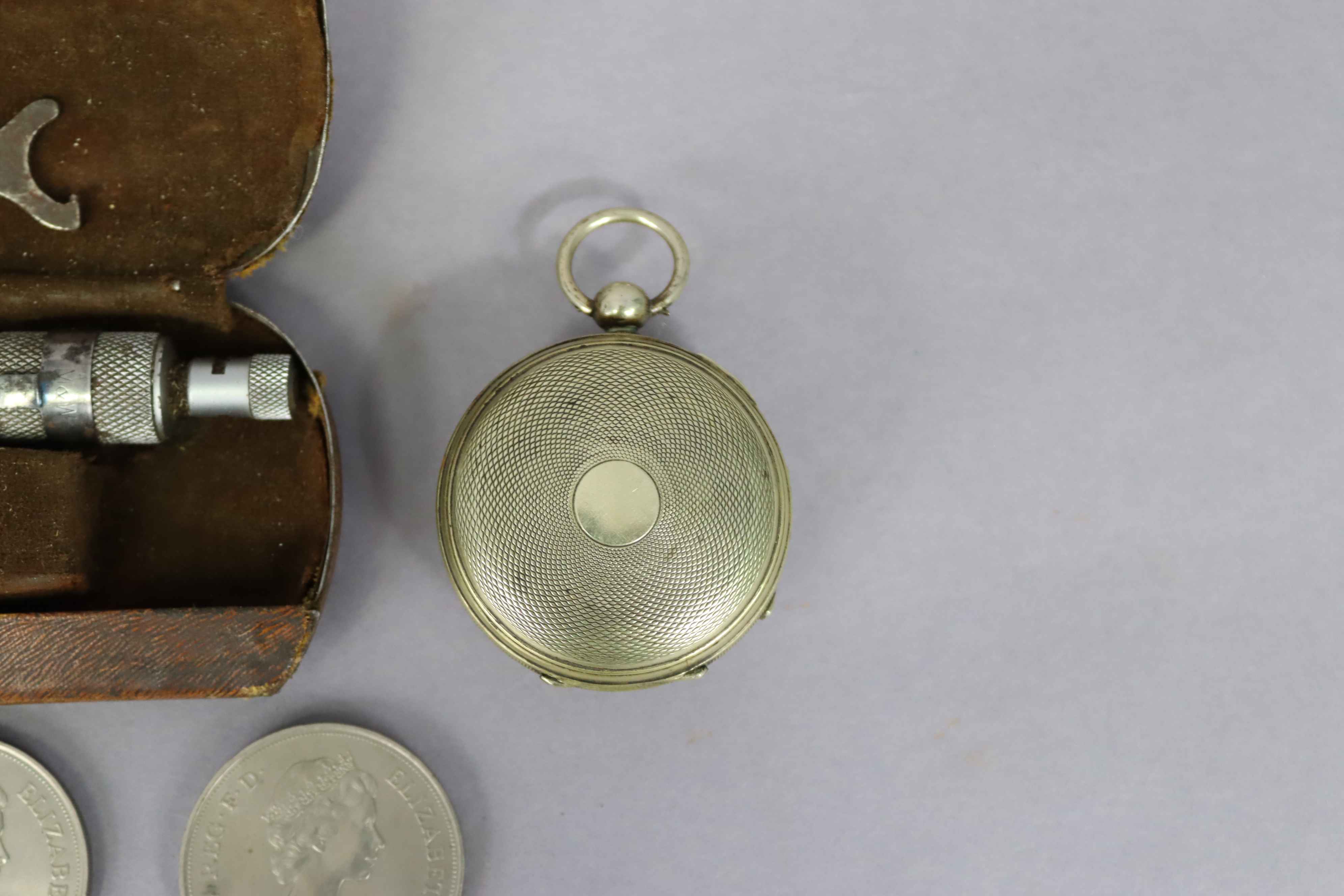 A gent’s pocket watch with black roman numerals to the white enamel dial, & in an engine turned - Image 3 of 3