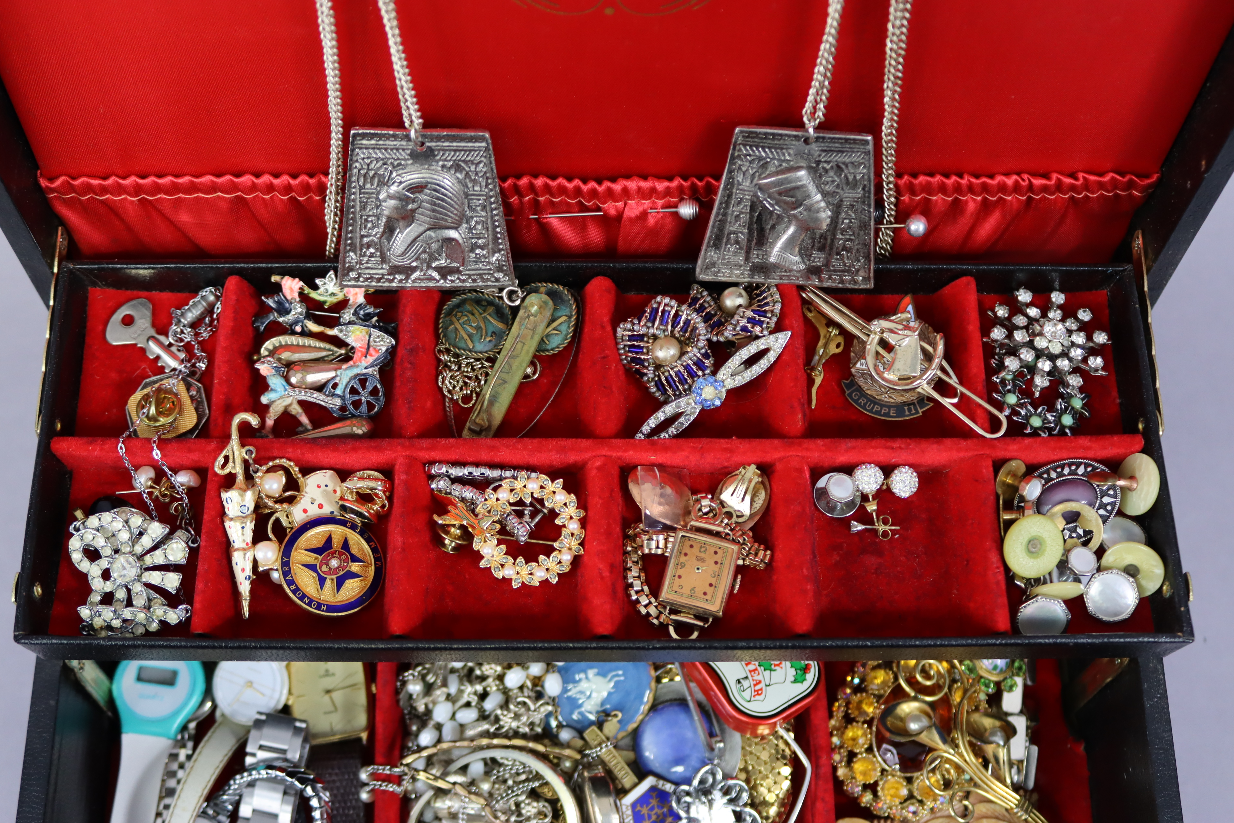 Twelve various wrist watches; & various items of costume jewellery. - Image 2 of 5