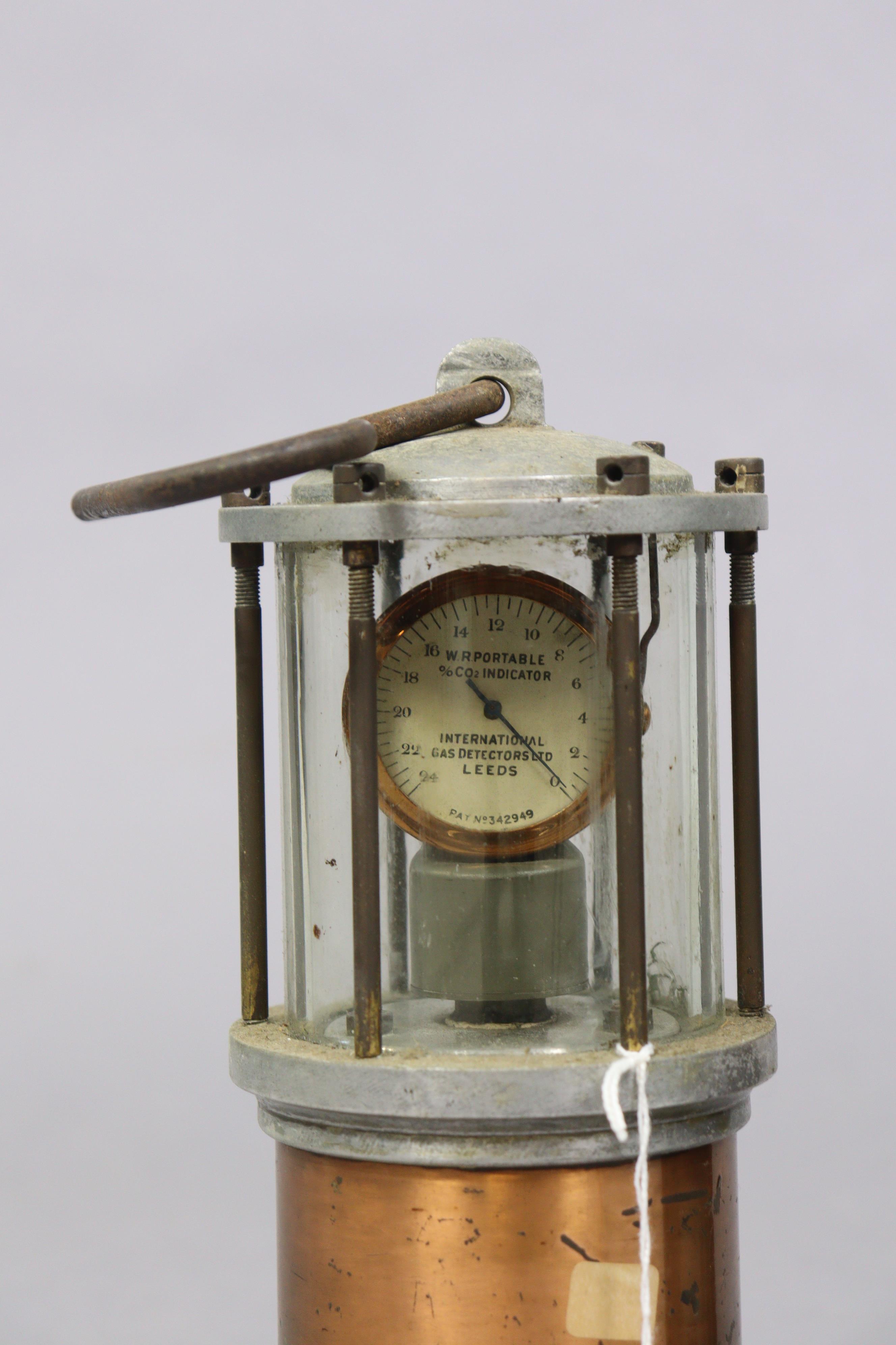 A vintage “W. R. Portable % co2 Indicator” by the International Gas Detectors Ltd. of Leeds in a - Image 2 of 3