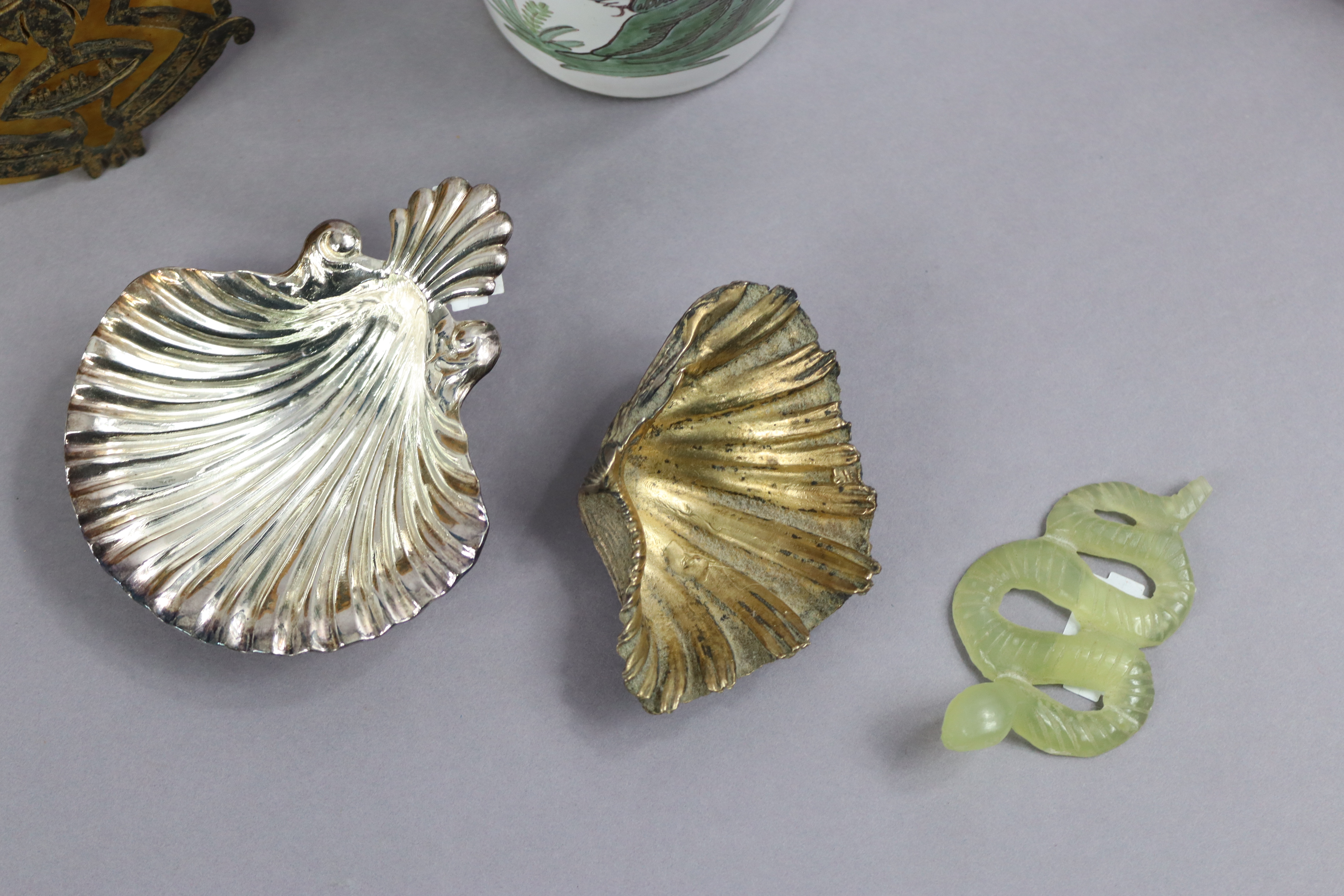 A silver “Knife” desk ornament, 10.5cm long; two silver plated scallop-shaped dishes; a plated - Image 3 of 8